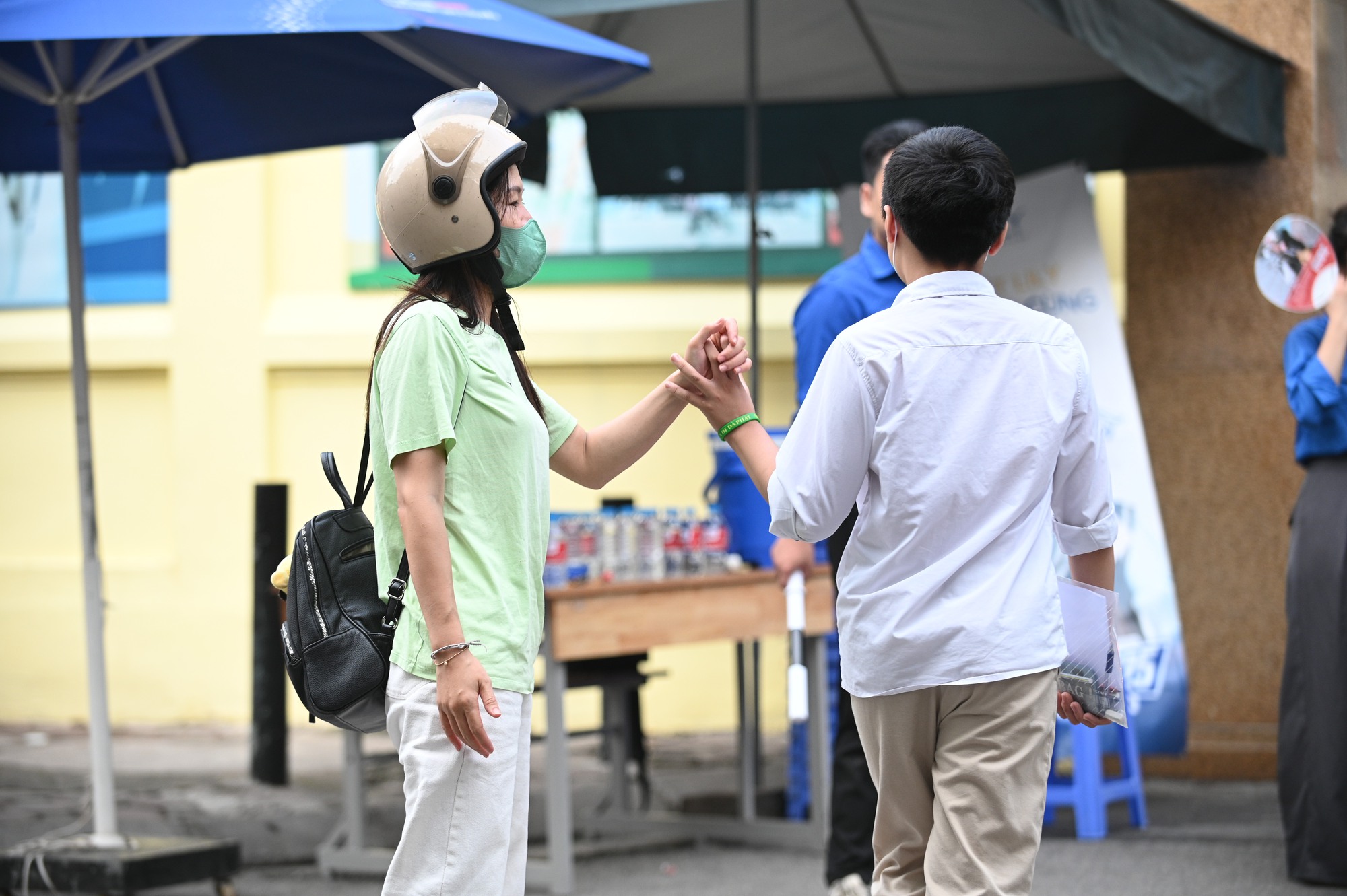 Hết giờ làm bài môn Toán, kỳ thi vào lớp 10 chính thức kết thúc: Về nhà thôi!- Ảnh 22.