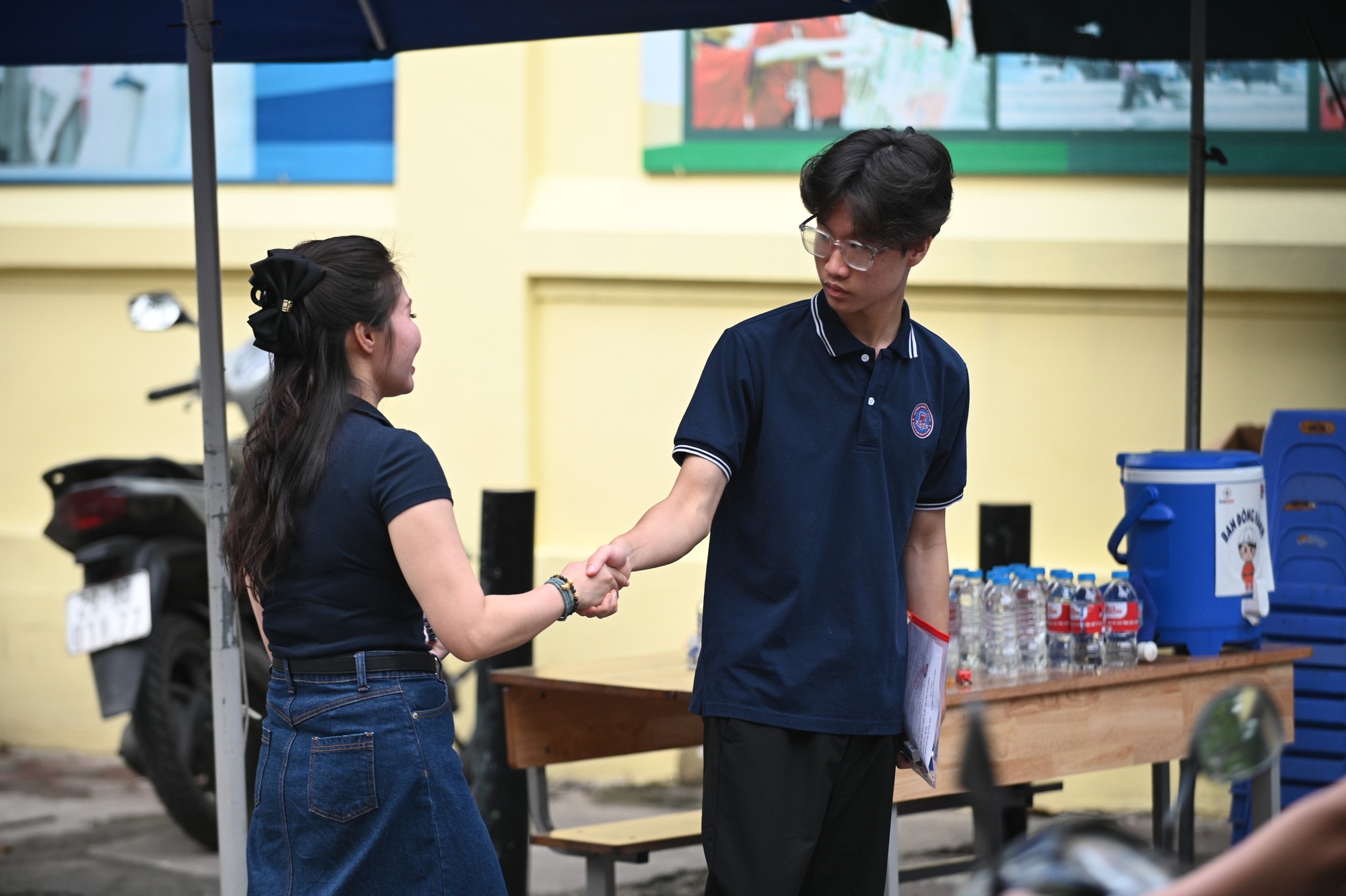 Hết giờ làm bài môn Toán, kỳ thi vào lớp 10 chính thức kết thúc: Về nhà thôi!- Ảnh 21.