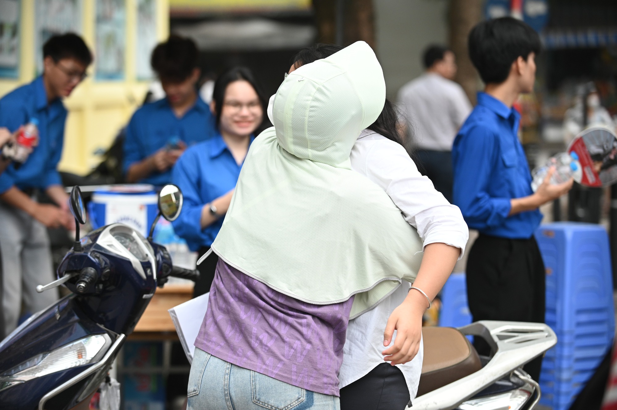 Hết giờ làm bài môn Toán, kỳ thi vào lớp 10 chính thức kết thúc: Về nhà thôi!- Ảnh 20.