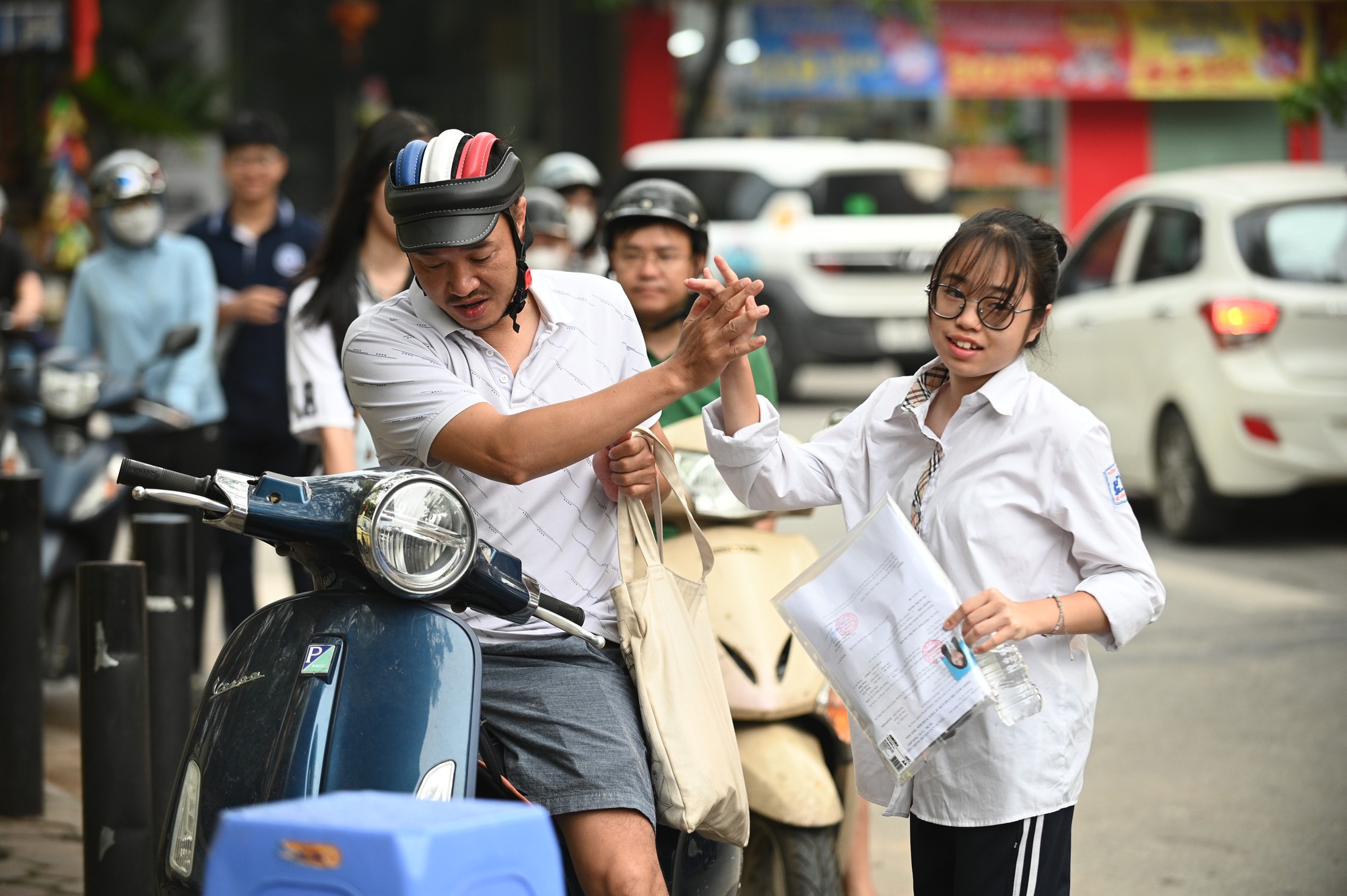 Hết giờ làm bài môn Toán, kỳ thi vào lớp 10 chính thức kết thúc: Về nhà thôi!- Ảnh 19.