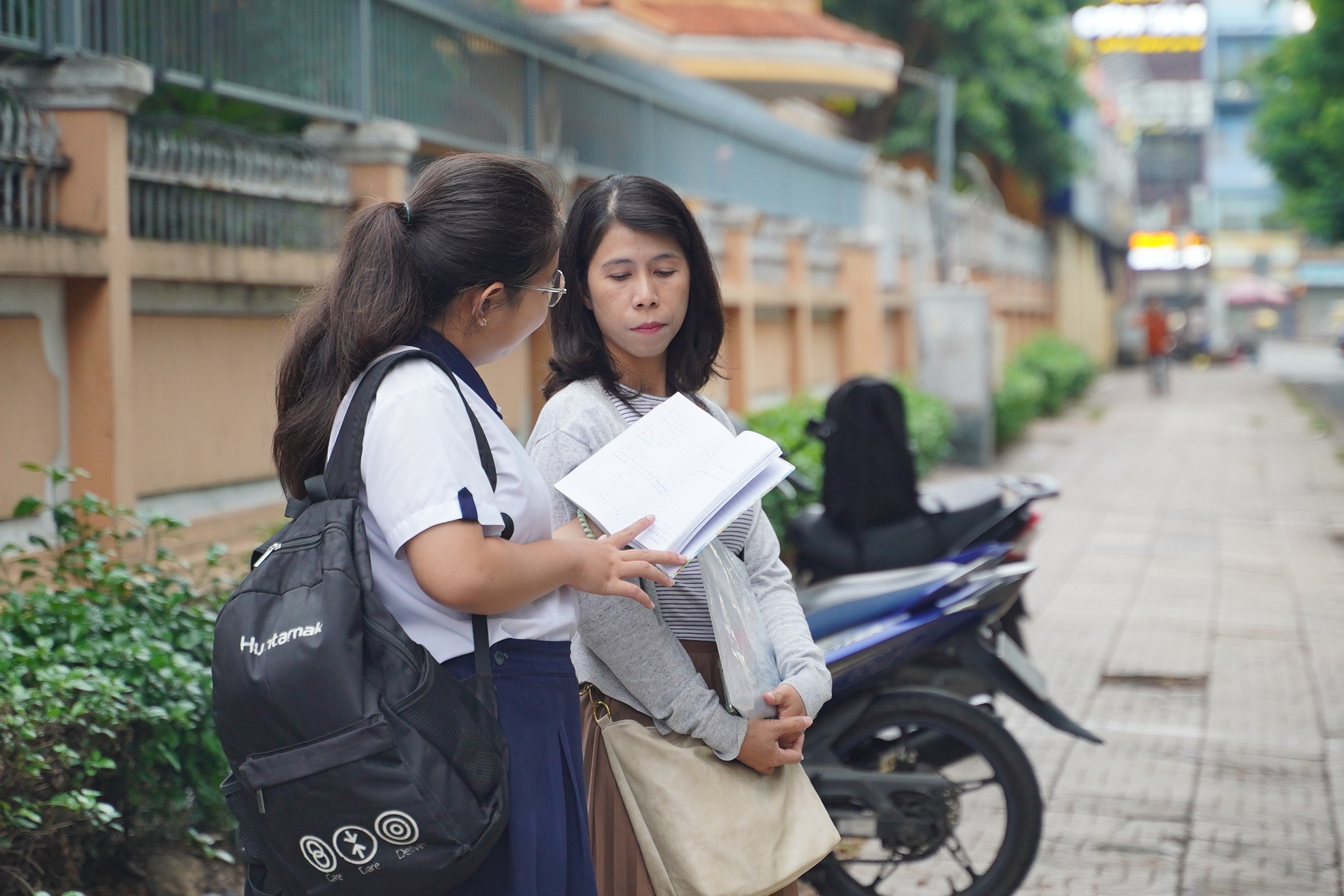 Đề Toán vào lớp 10 TP.HCM có tính phân loại cao, thí sinh kẻ cười người mếu nhưng không sao đâu: Vì thi xong rồi!- Ảnh 26.