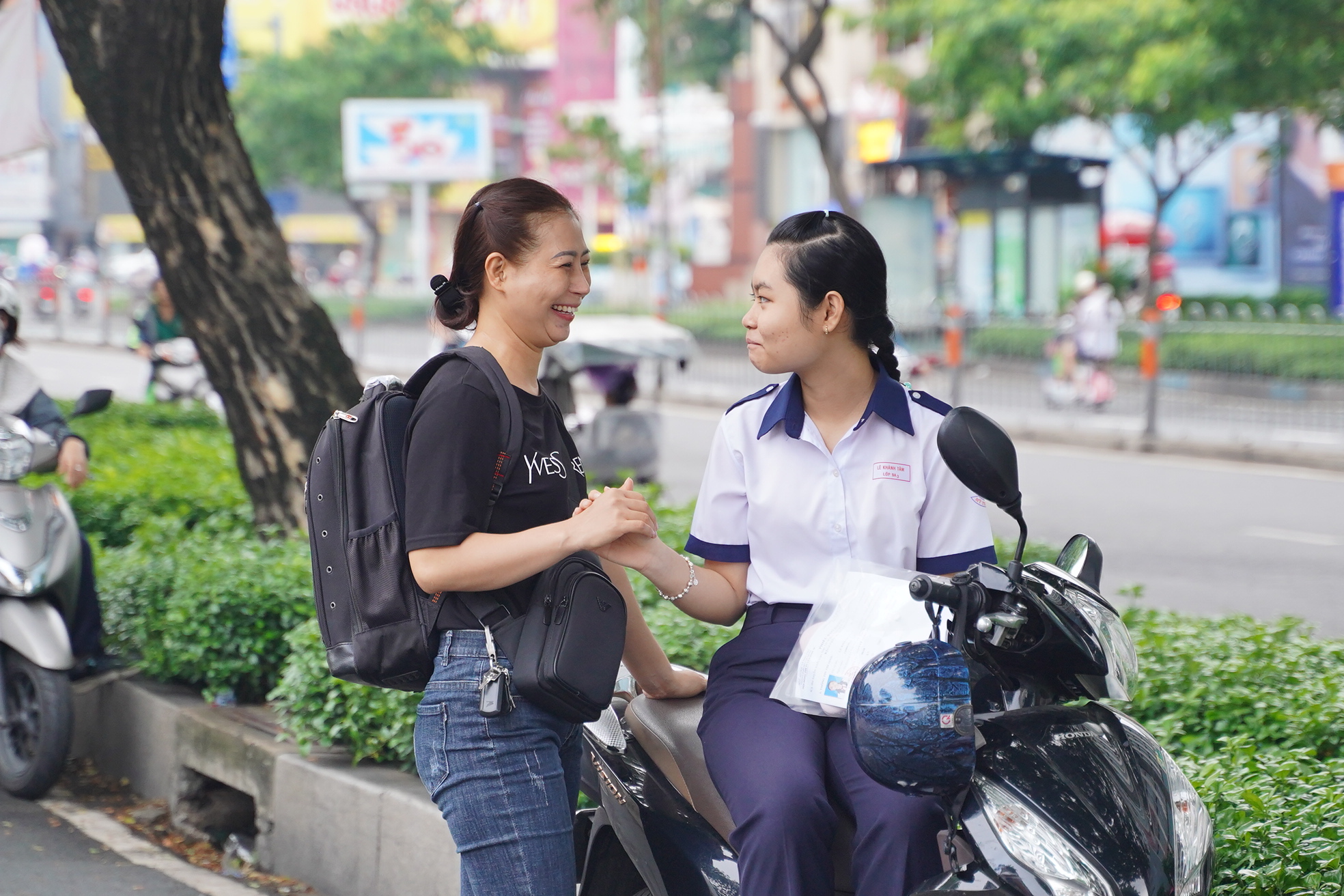 Đề Toán vào lớp 10 TP.HCM có tính phân loại cao, thí sinh kẻ cười người mếu nhưng không sao đâu: Vì thi xong rồi!- Ảnh 22.