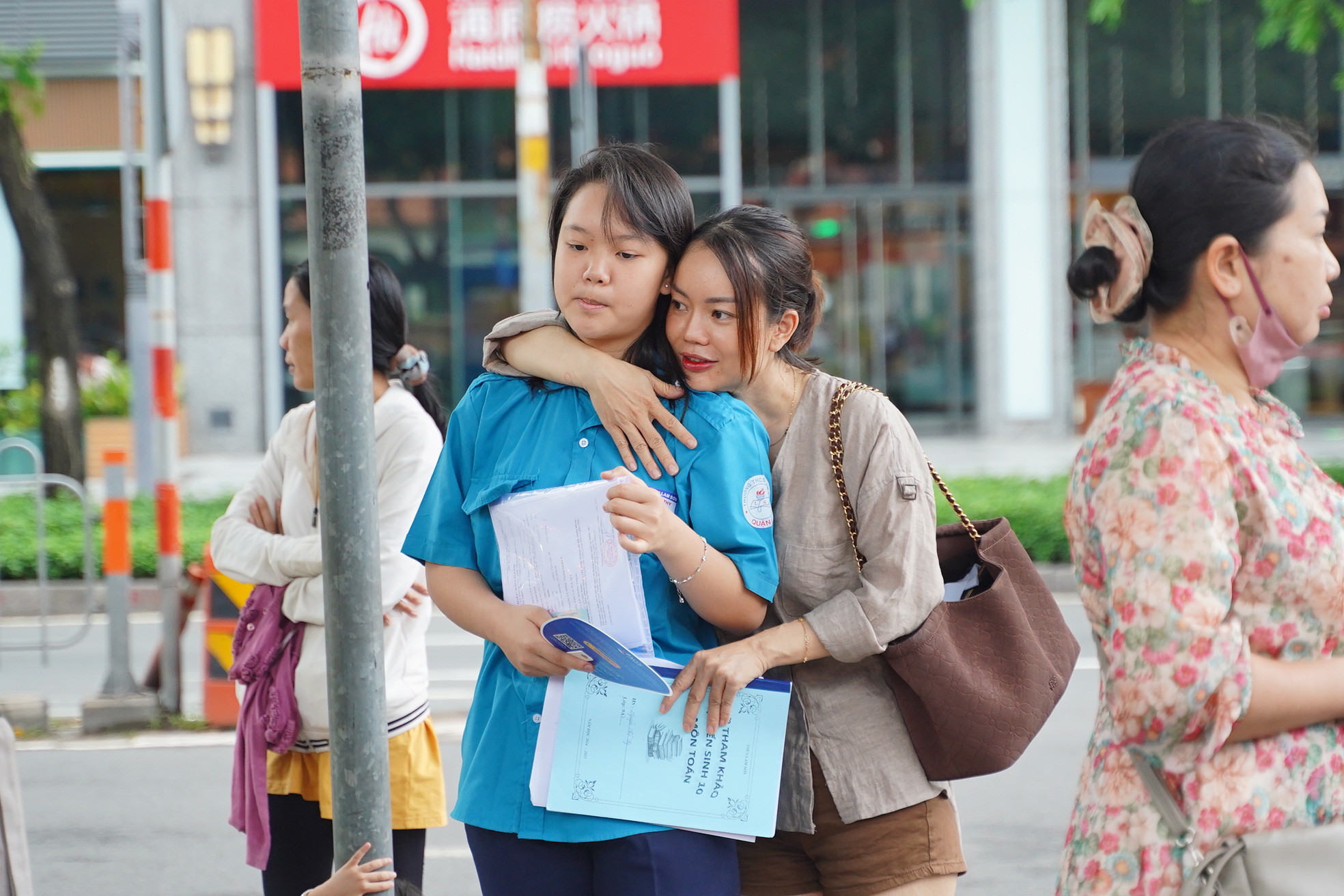 Đề Toán vào lớp 10 TP.HCM có tính phân loại cao, thí sinh kẻ cười người mếu nhưng không sao đâu: Vì thi xong rồi!- Ảnh 23.