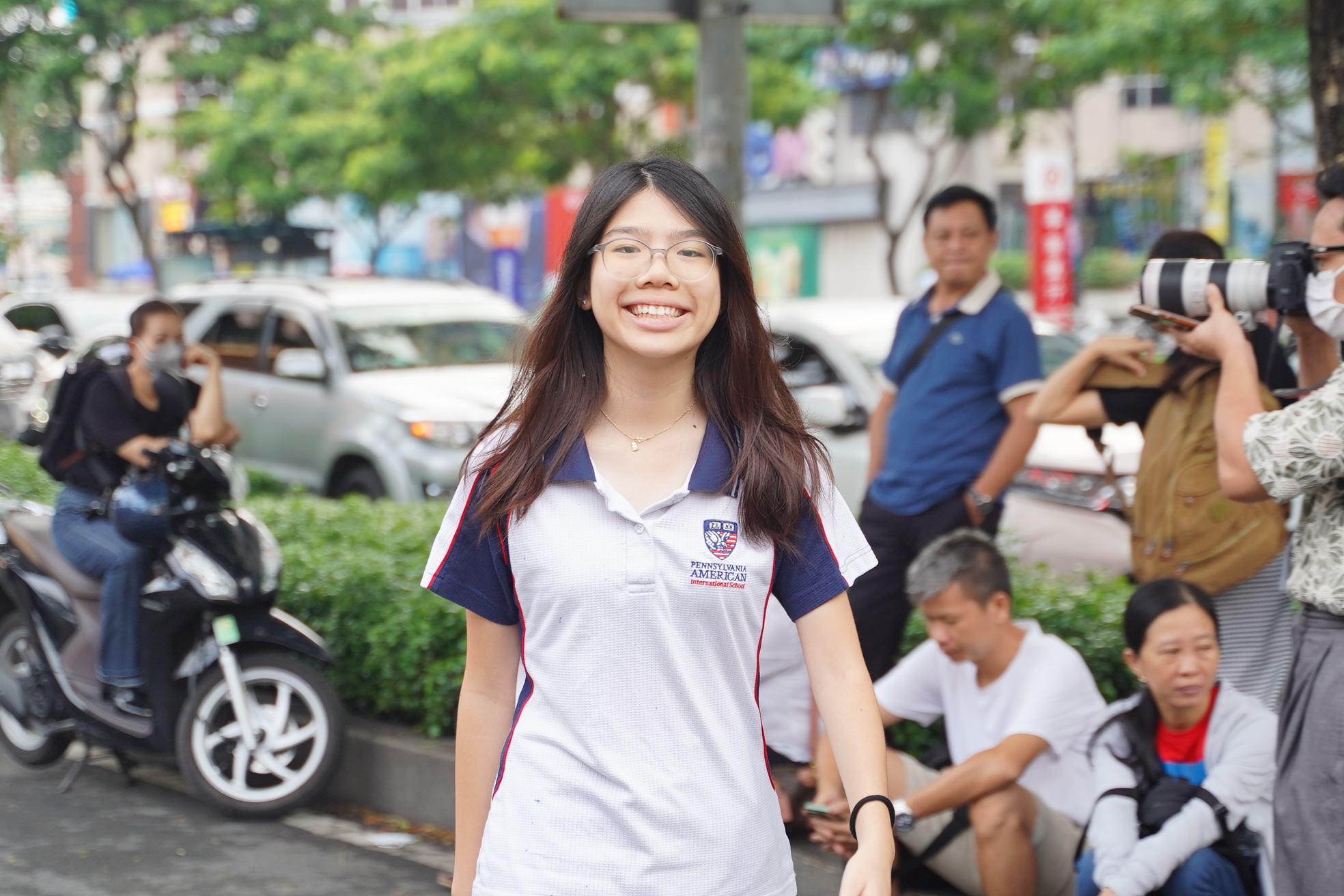 Đề Toán vào lớp 10 TP.HCM có tính phân loại cao, thí sinh kẻ cười người mếu nhưng không sao đâu: Vì thi xong rồi!- Ảnh 16.