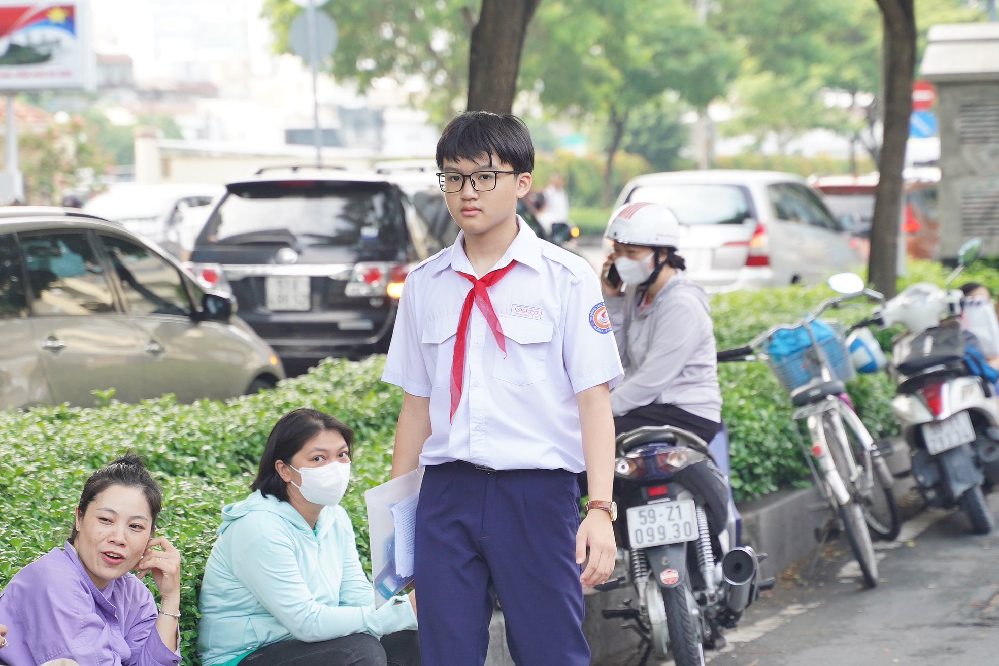 Đề Toán vào lớp 10 TP.HCM có tính phân loại cao, thí sinh kẻ cười người mếu nhưng không sao đâu: Vì thi xong rồi!- Ảnh 17.