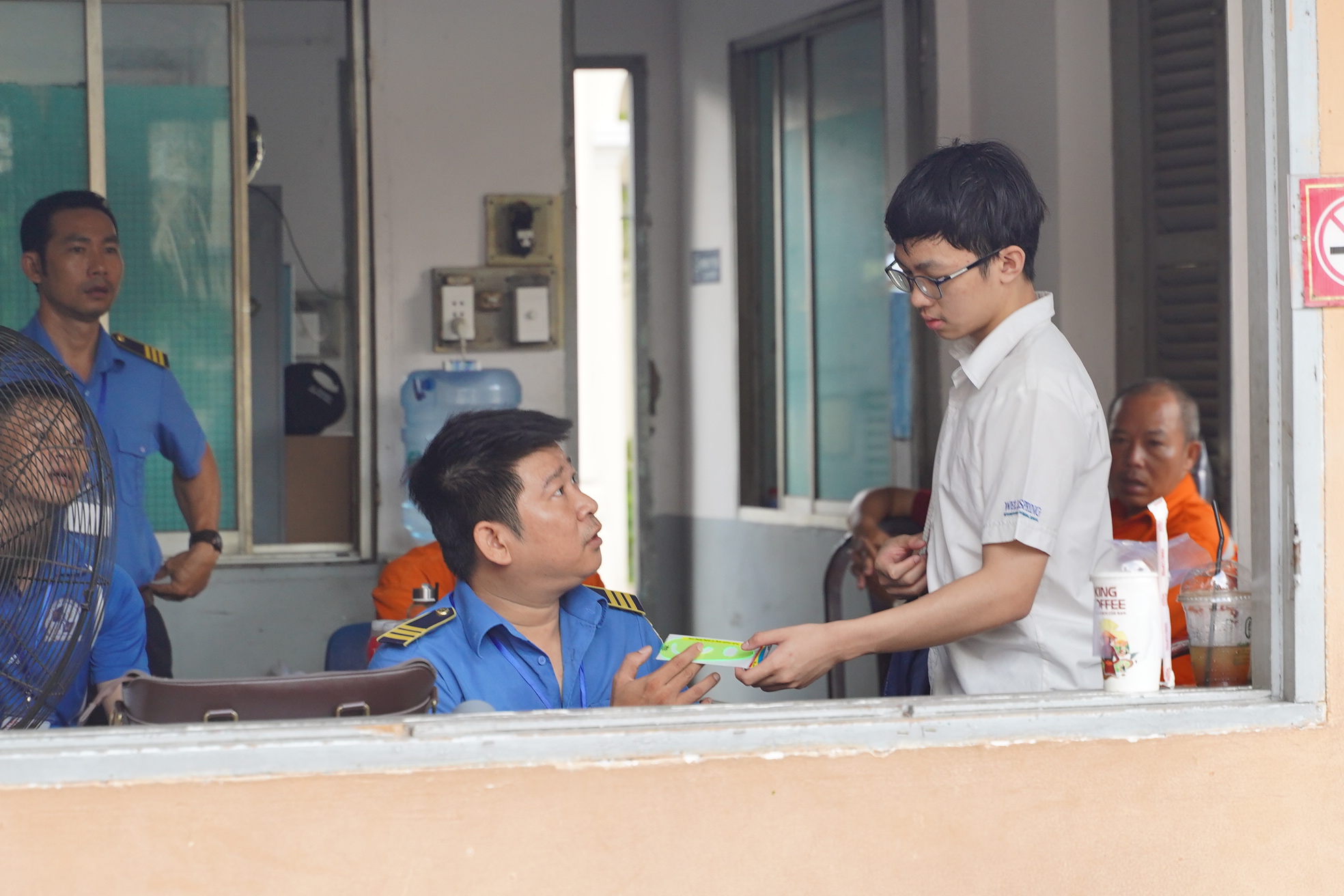 Đề Toán vào lớp 10 TP.HCM có tính phân loại cao, thí sinh kẻ cười người mếu nhưng không sao đâu: Vì thi xong rồi!- Ảnh 12.