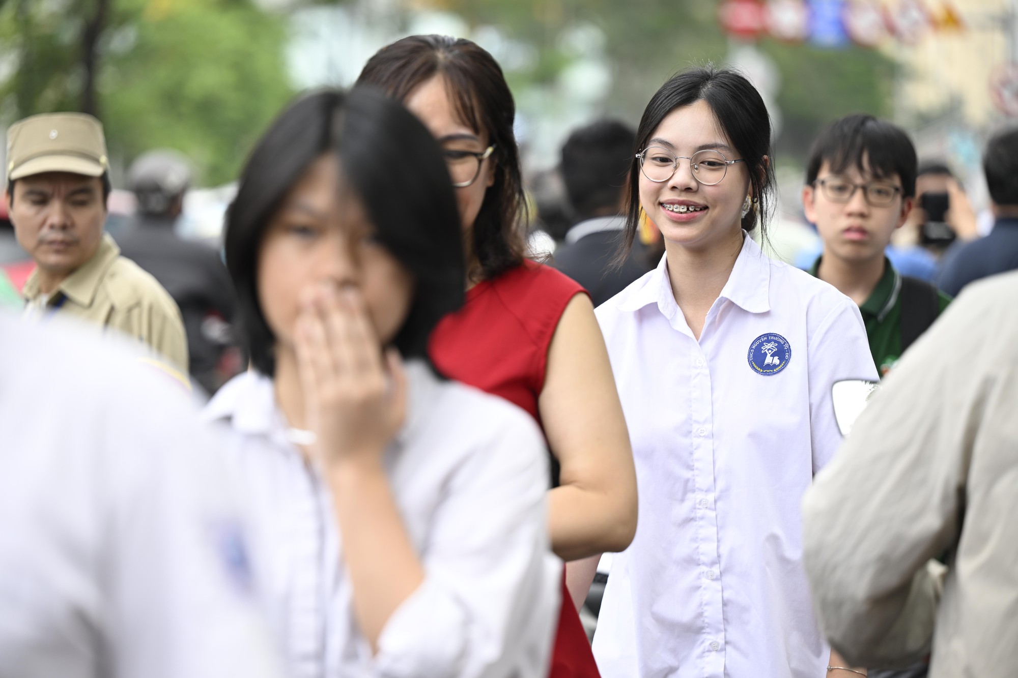 Đề Văn lớp 10 Hà Nội gây sốt: Ý nghĩa, dễ viết, phụ huynh cũng muốn thử làm nhưng có đang "làm khó" sự sáng tạo?- Ảnh 3.