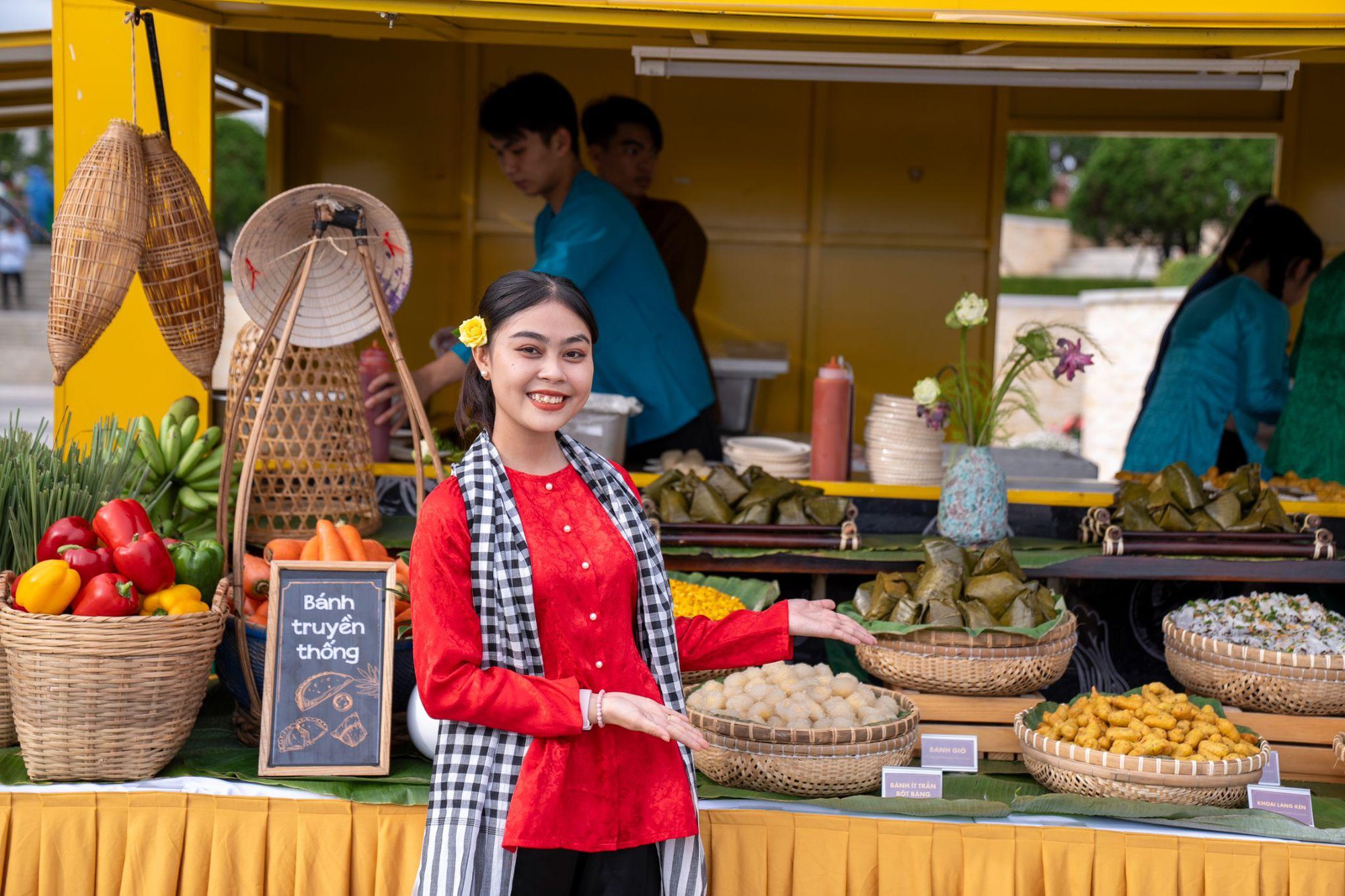 “Độc lạ” phiên chợ trên núi Bà Đen, khách tấp nập mua hàng bằng lá bồ đề- Ảnh 2. “Độc lạ” phiên chợ trên núi Bà Đen, khách tấp nập mua hàng bằng lá bồ đề- Ảnh 2.