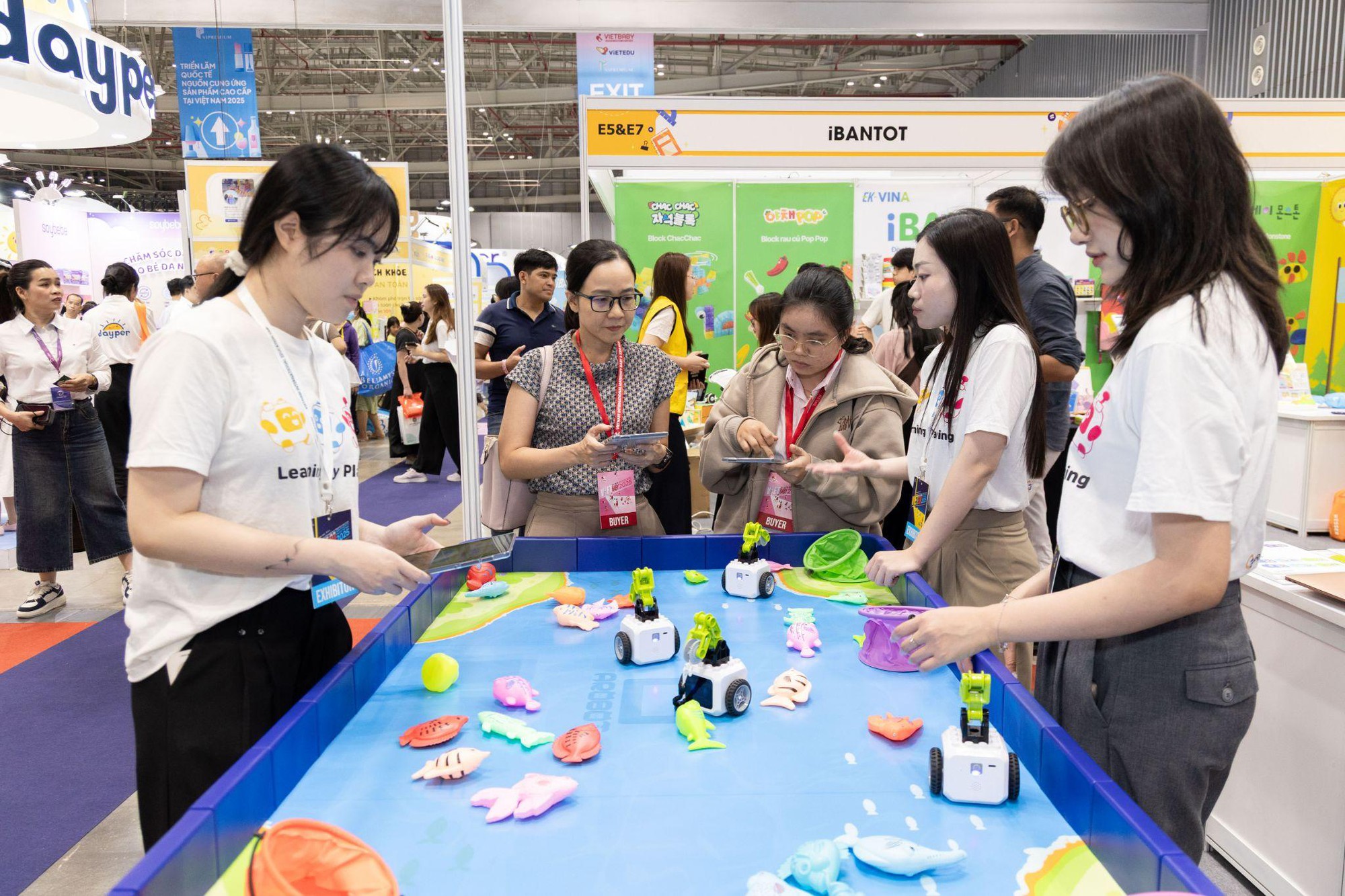 Trải nghiệm đa dạng công nghệ giáo dục tại VIETEDU FAIR 2025- Ảnh 1.