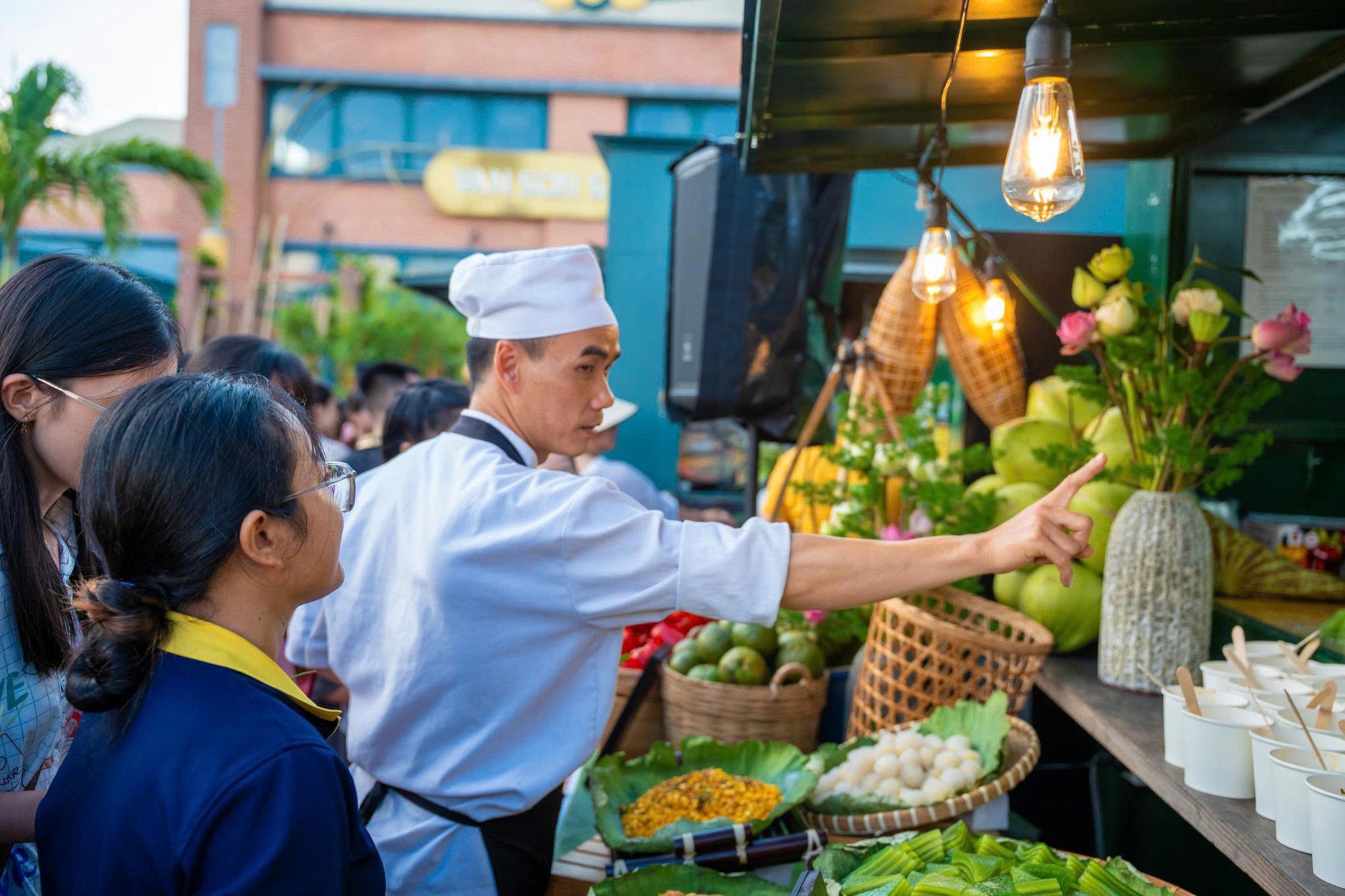 “Độc lạ” phiên chợ trên núi Bà Đen, khách tấp nập mua hàng bằng lá bồ đề- Ảnh 3. “Độc lạ” phiên chợ trên núi Bà Đen, khách tấp nập mua hàng bằng lá bồ đề- Ảnh 3.