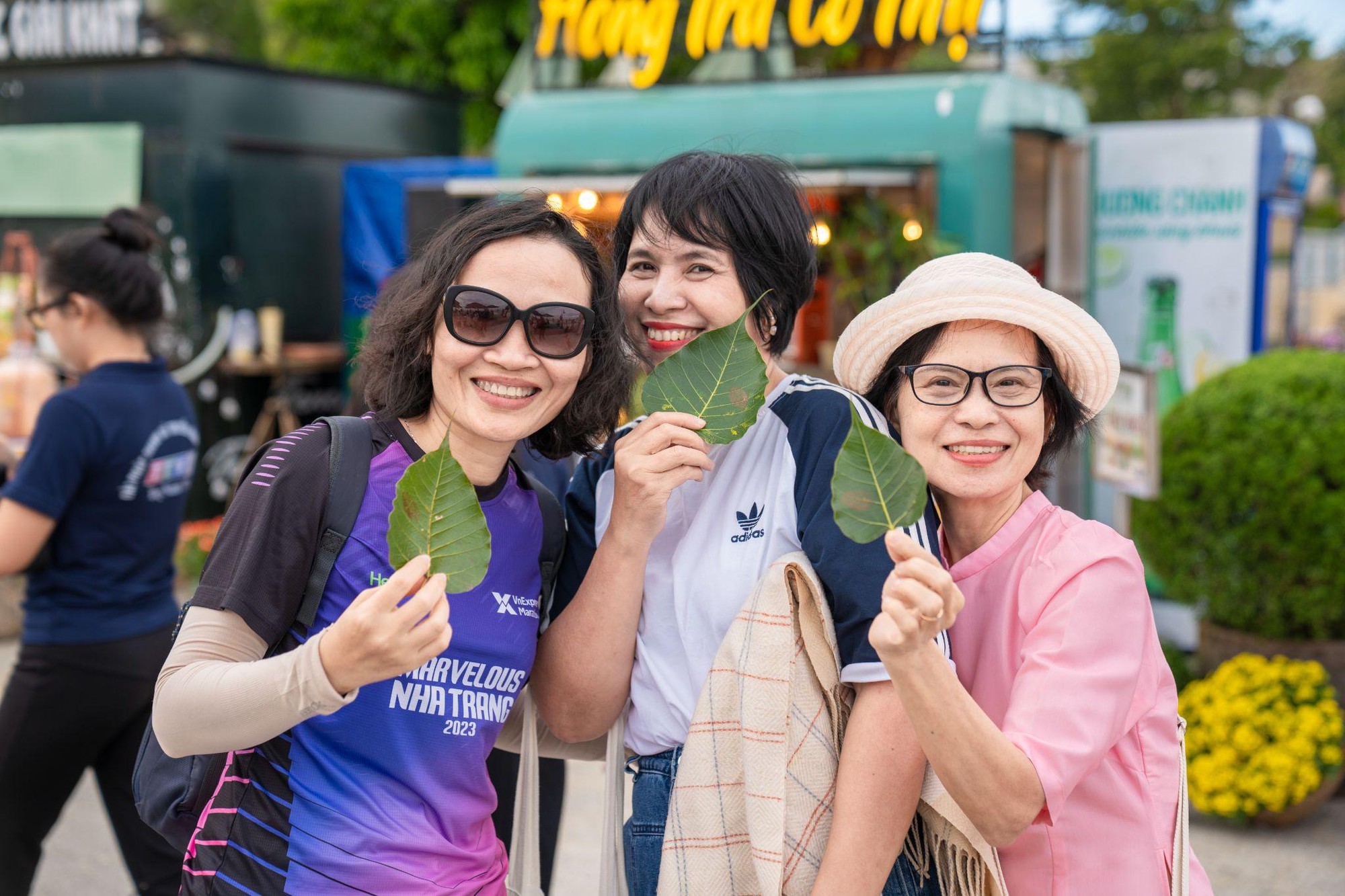 “Độc lạ” phiên chợ trên núi Bà Đen, khách tấp nập mua hàng bằng lá bồ đề- Ảnh 4. “Độc lạ” phiên chợ trên núi Bà Đen, khách tấp nập mua hàng bằng lá bồ đề- Ảnh 4.