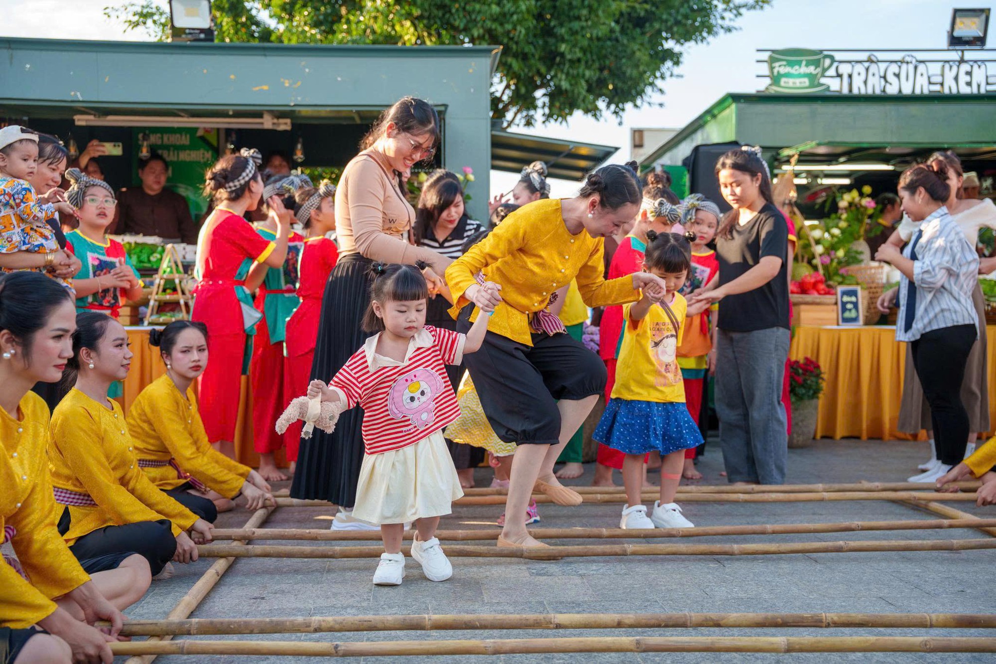 “Độc lạ” phiên chợ trên núi Bà Đen, khách tấp nập mua hàng bằng lá bồ đề- Ảnh 5. “Độc lạ” phiên chợ trên núi Bà Đen, khách tấp nập mua hàng bằng lá bồ đề- Ảnh 5.