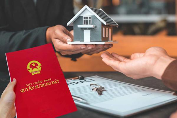 Những trường hợp được miễn thuế, phí khi sang tên sổ đỏ từ năm 2025- Ảnh 1.