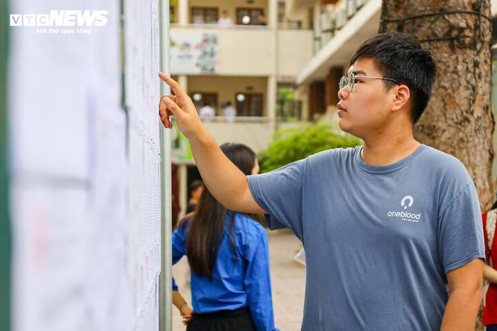 Phát hiện thí sinh mang điện thoại vào phòng thi lớp 10 Hà Nội- Ảnh 1.