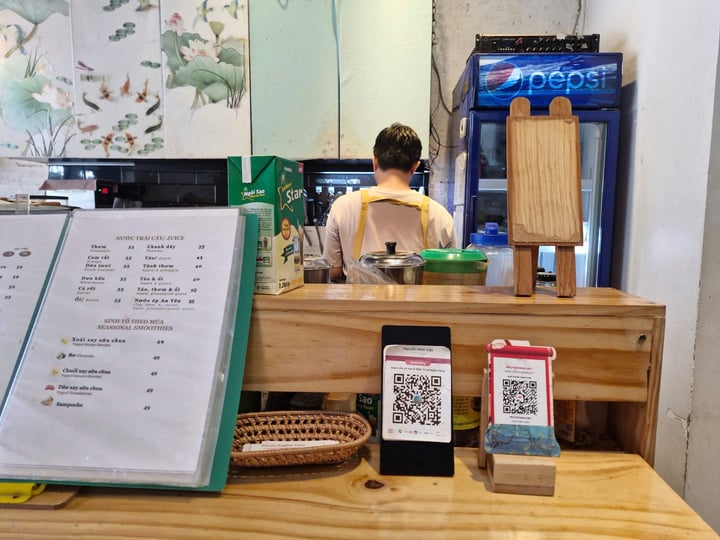 'Tẩy chay' chuyển khoản để né thuế: Chưa tiết kiệm đồng nào đã lỗ vì mất khách- Ảnh 1.