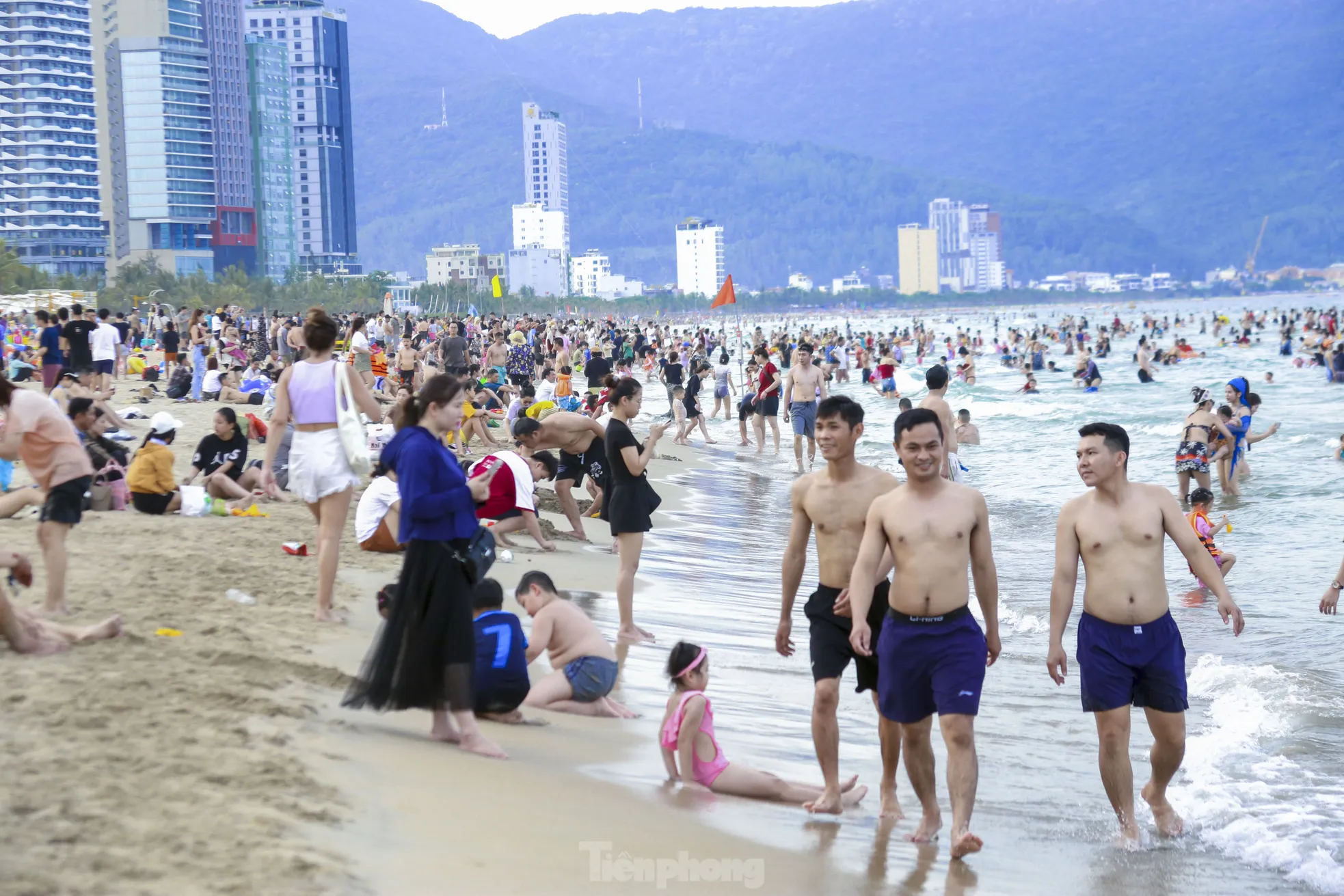 Nghìn người kéo nhau ra biển Đà Nẵng giải nhiệt cái nóng như đổ lửa- Ảnh 1.
