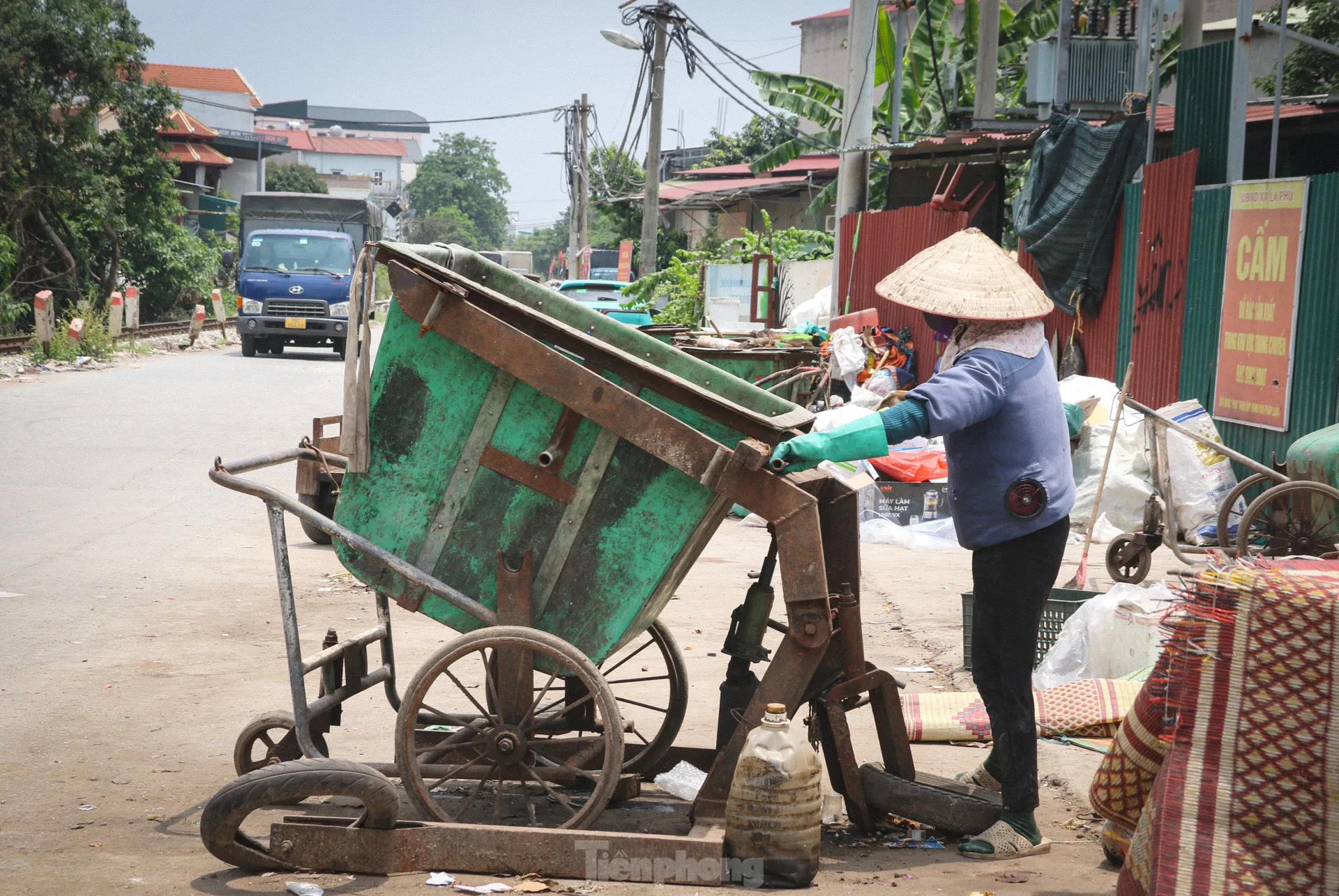 Hà Nội: Lại xuất hiện bãi rác bánh kẹo khổng lồ tại La Phù- Ảnh 10.