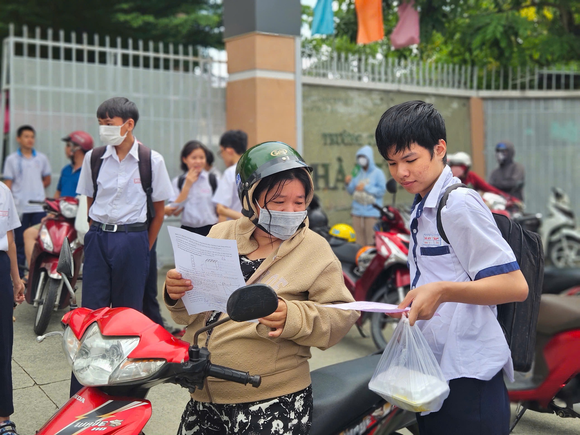 Thi lớp 10: Kết thúc thi môn toán, nhiều thí sinh ở TP HCM bật khóc- Ảnh 6.