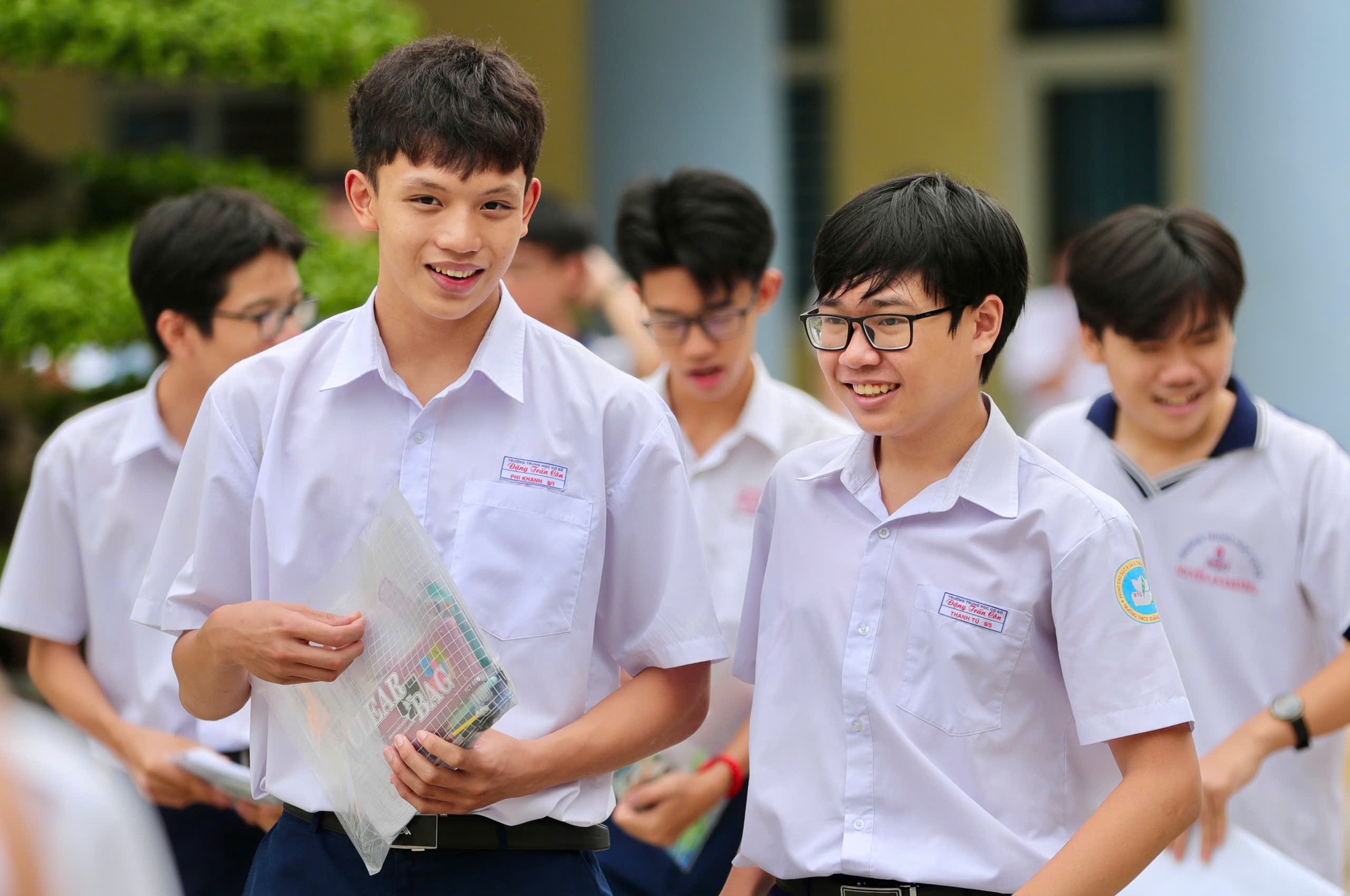 Thi lớp 10: Kết thúc thi môn toán, nhiều thí sinh ở TP HCM bật khóc- Ảnh 1.