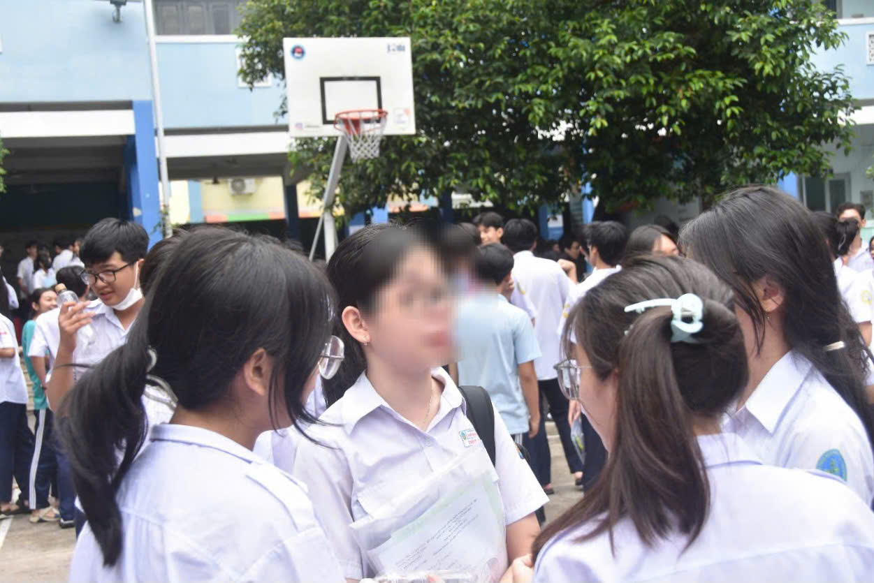 Thi lớp 10: Kết thúc thi môn toán, nhiều thí sinh ở TP HCM bật khóc- Ảnh 5.
