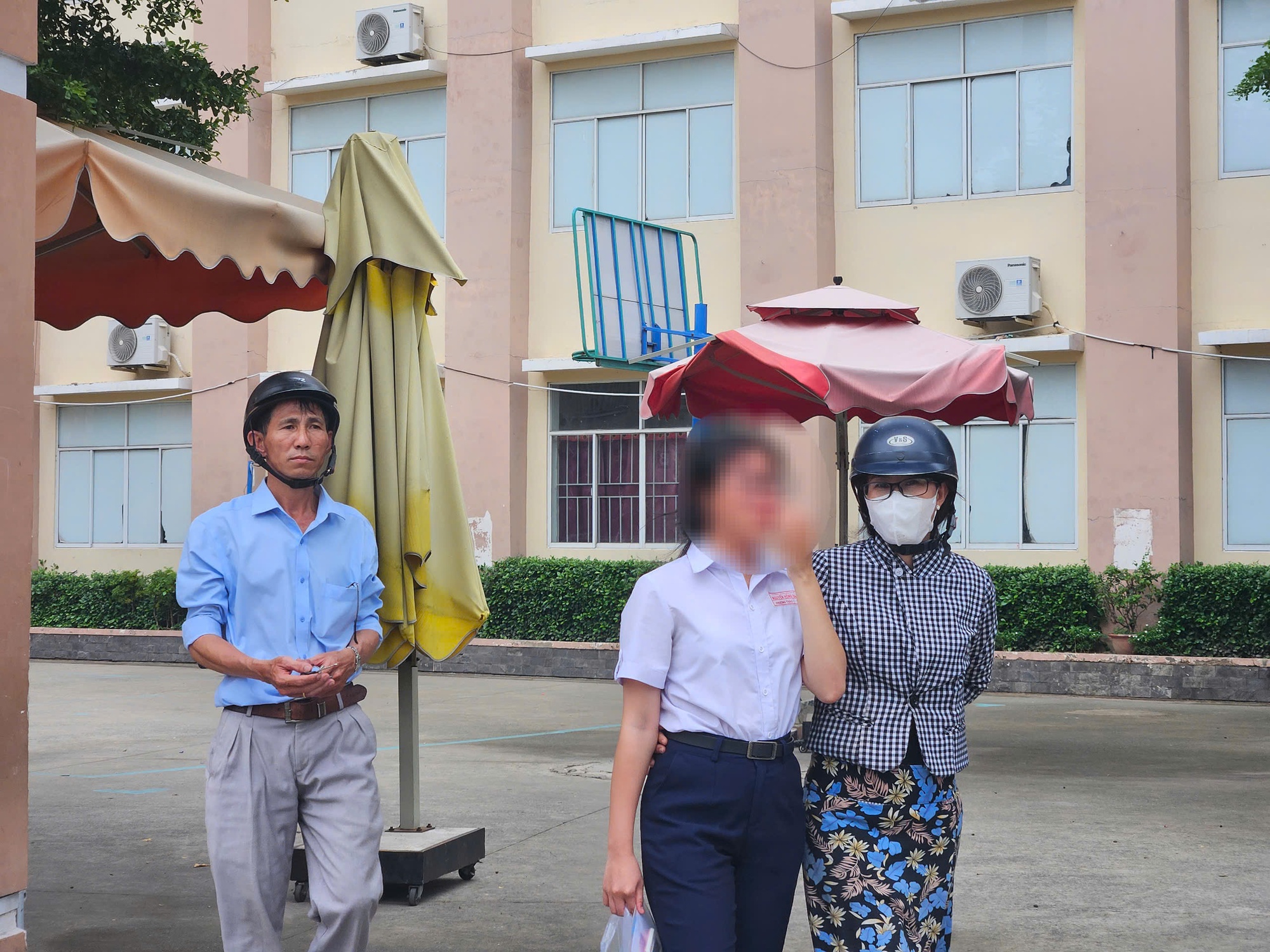 Thi lớp 10: Kết thúc thi môn toán, nhiều thí sinh ở TP HCM bật khóc- Ảnh 4.