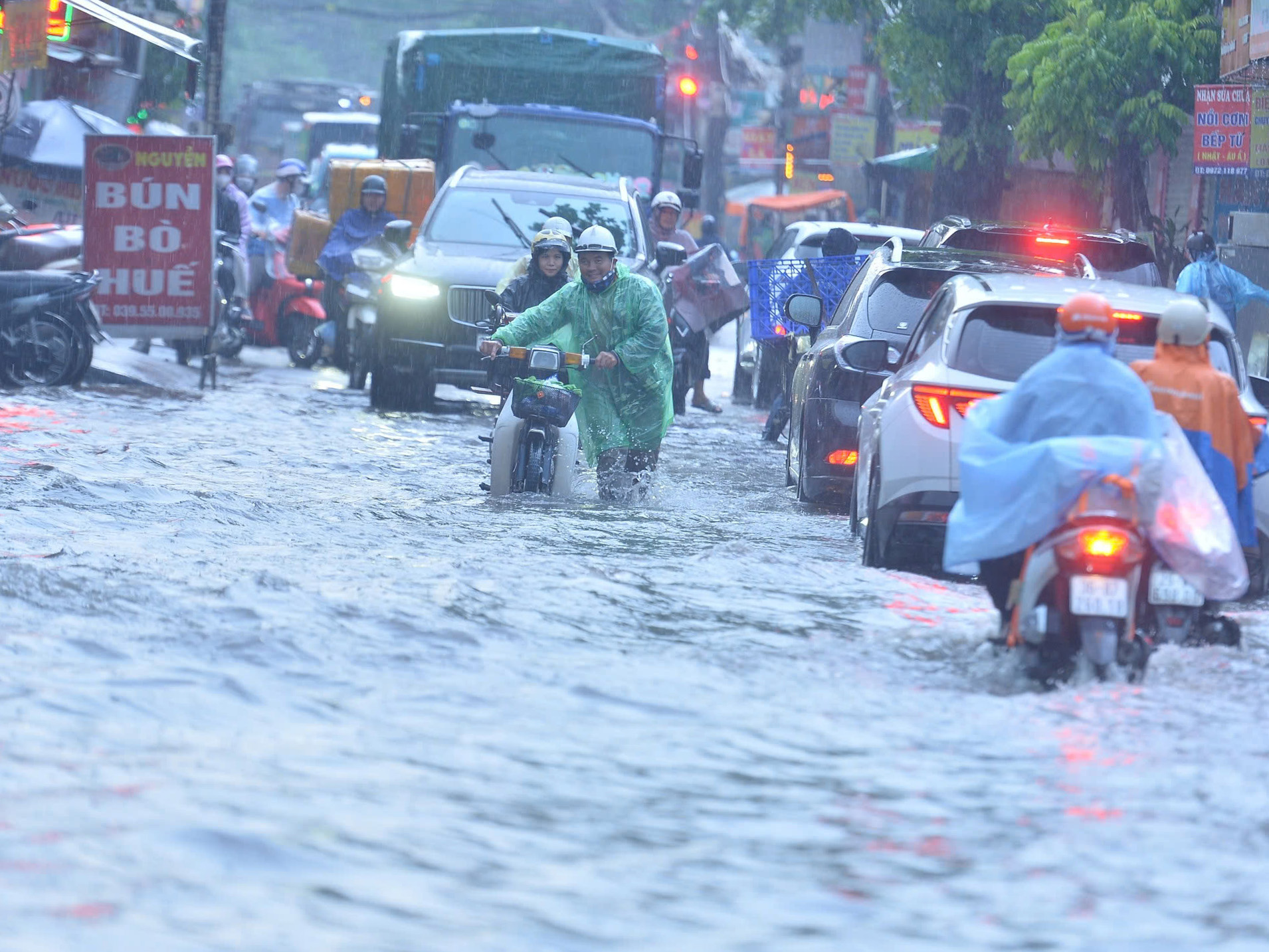 Ảnh: Mưa lớn khiến đường phố Hà Nội ngập sâu ngày cuối tuần, hàng loạt phương tiện chết máy- Ảnh 2.