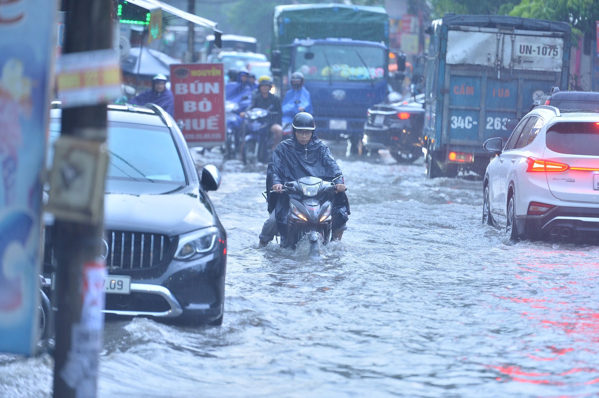 Ảnh: Mưa lớn khiến đường phố Hà Nội ngập sâu ngày cuối tuần, hàng loạt phương tiện chết máy- Ảnh 3.