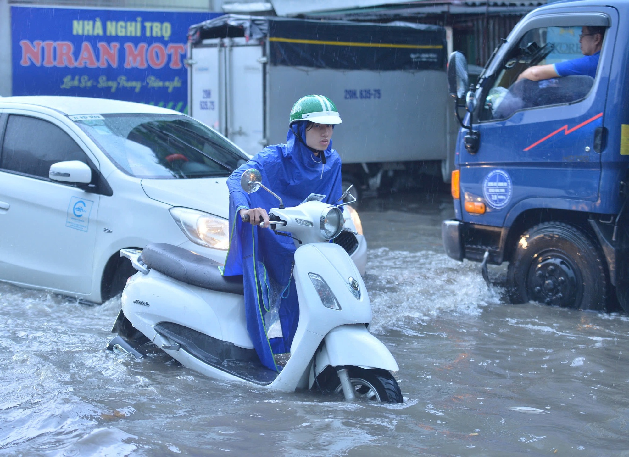 Ảnh: Mưa lớn khiến đường phố Hà Nội ngập sâu ngày cuối tuần, hàng loạt phương tiện chết máy- Ảnh 6.
