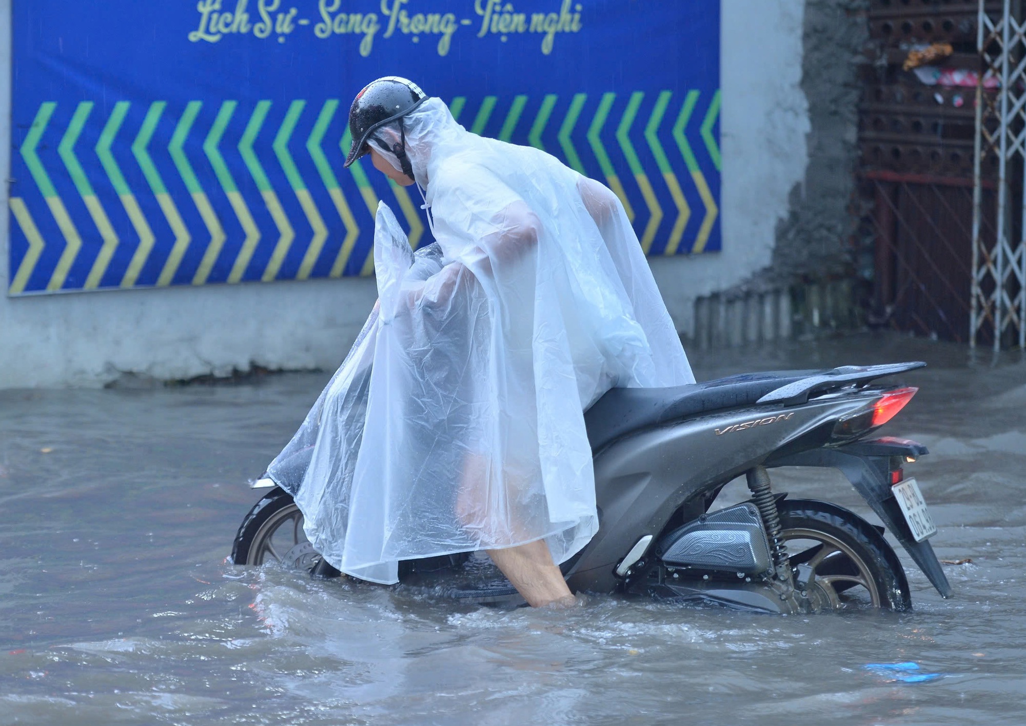 Ảnh: Mưa lớn khiến đường phố Hà Nội ngập sâu ngày cuối tuần, hàng loạt phương tiện chết máy- Ảnh 4.