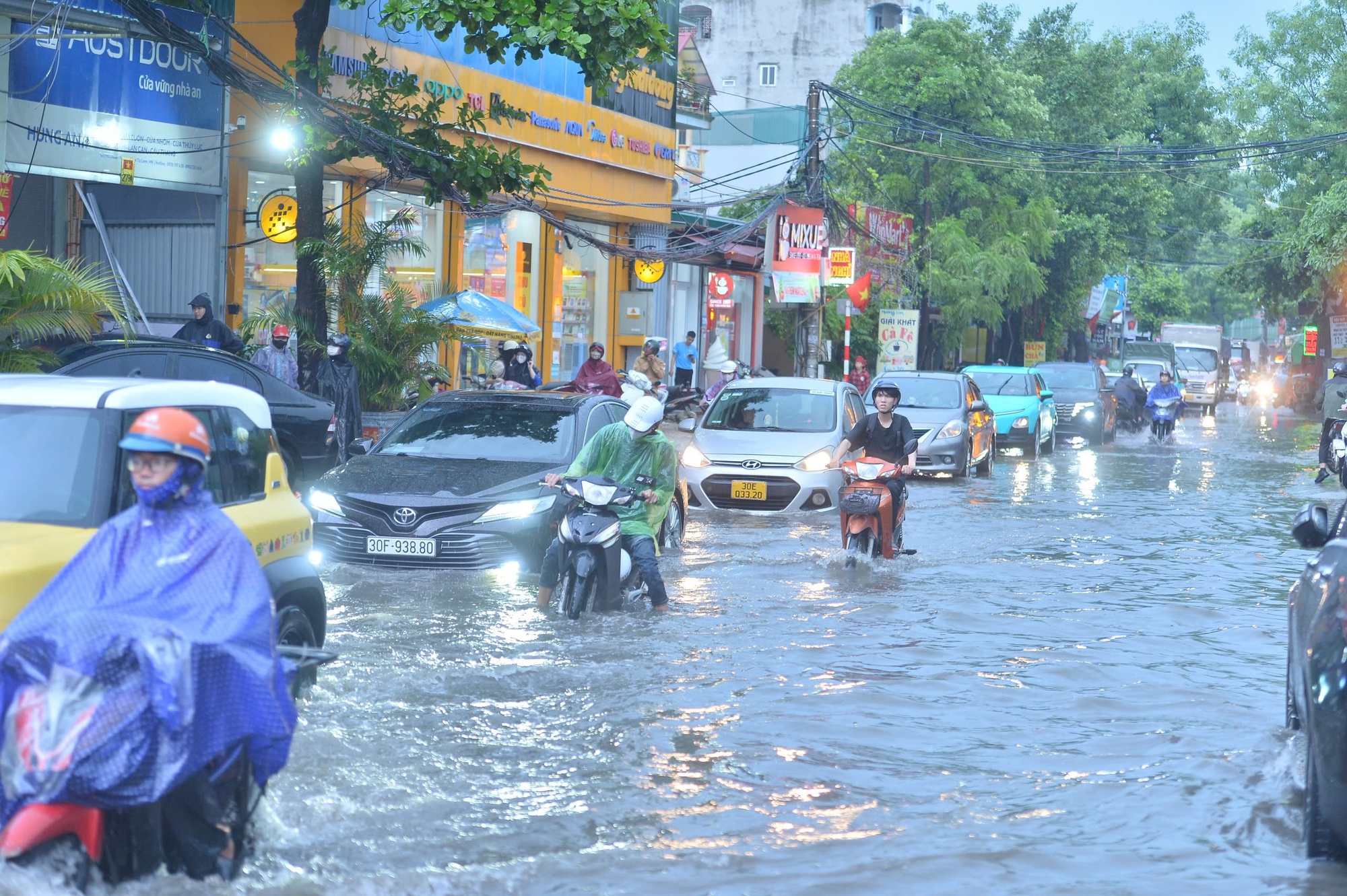 Ảnh: Mưa lớn khiến đường phố Hà Nội ngập sâu ngày cuối tuần, hàng loạt phương tiện chết máy- Ảnh 1.