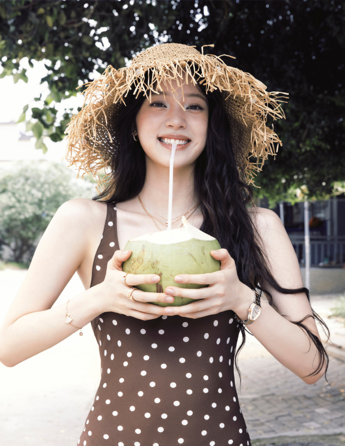 "Công chúa gen Z showbiz" chơi lớn, diện bikini khoe lưng trần, nóng bỏng hơn cả mùa hè- Ảnh 11.