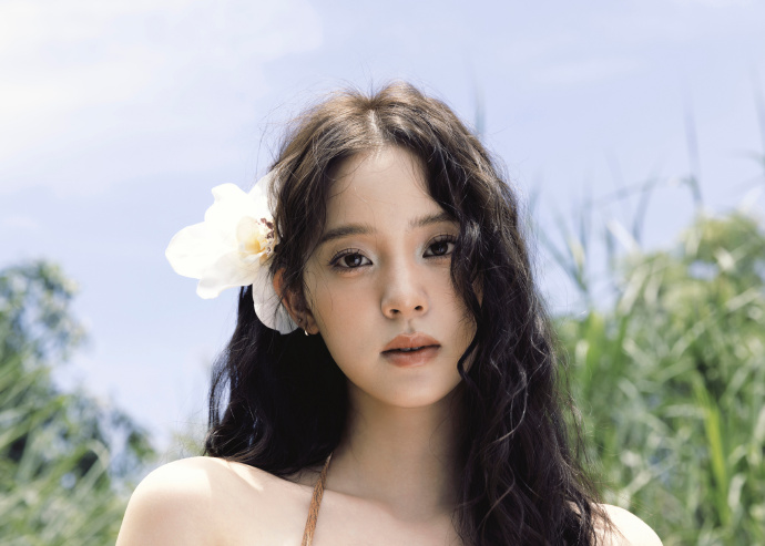 "Công chúa gen Z showbiz" chơi lớn, diện bikini khoe lưng trần, nóng bỏng hơn cả mùa hè- Ảnh 1.