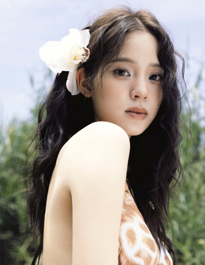 "Công chúa gen Z showbiz" chơi lớn, diện bikini khoe lưng trần, nóng bỏng hơn cả mùa hè- Ảnh 6.