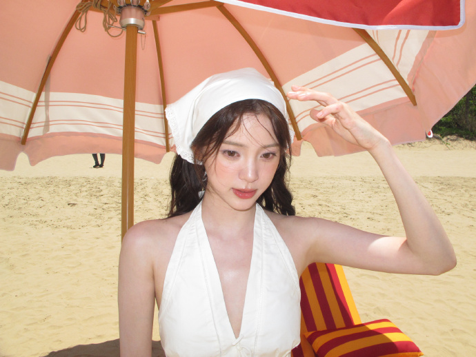 "Công chúa gen Z showbiz" chơi lớn, diện bikini khoe lưng trần, nóng bỏng hơn cả mùa hè- Ảnh 10.
