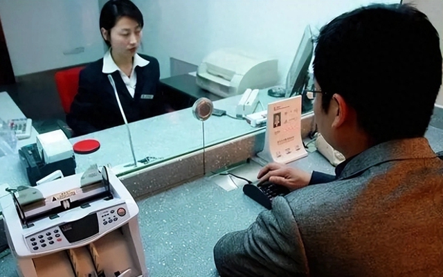 Người đàn ông vay 360 triệu đồng nhưng không trả, bị ngân hàng tìm đến tận nhà, con gái: “Cha tôi đã qua đời từ 2 năm trước”- Ảnh 1.
