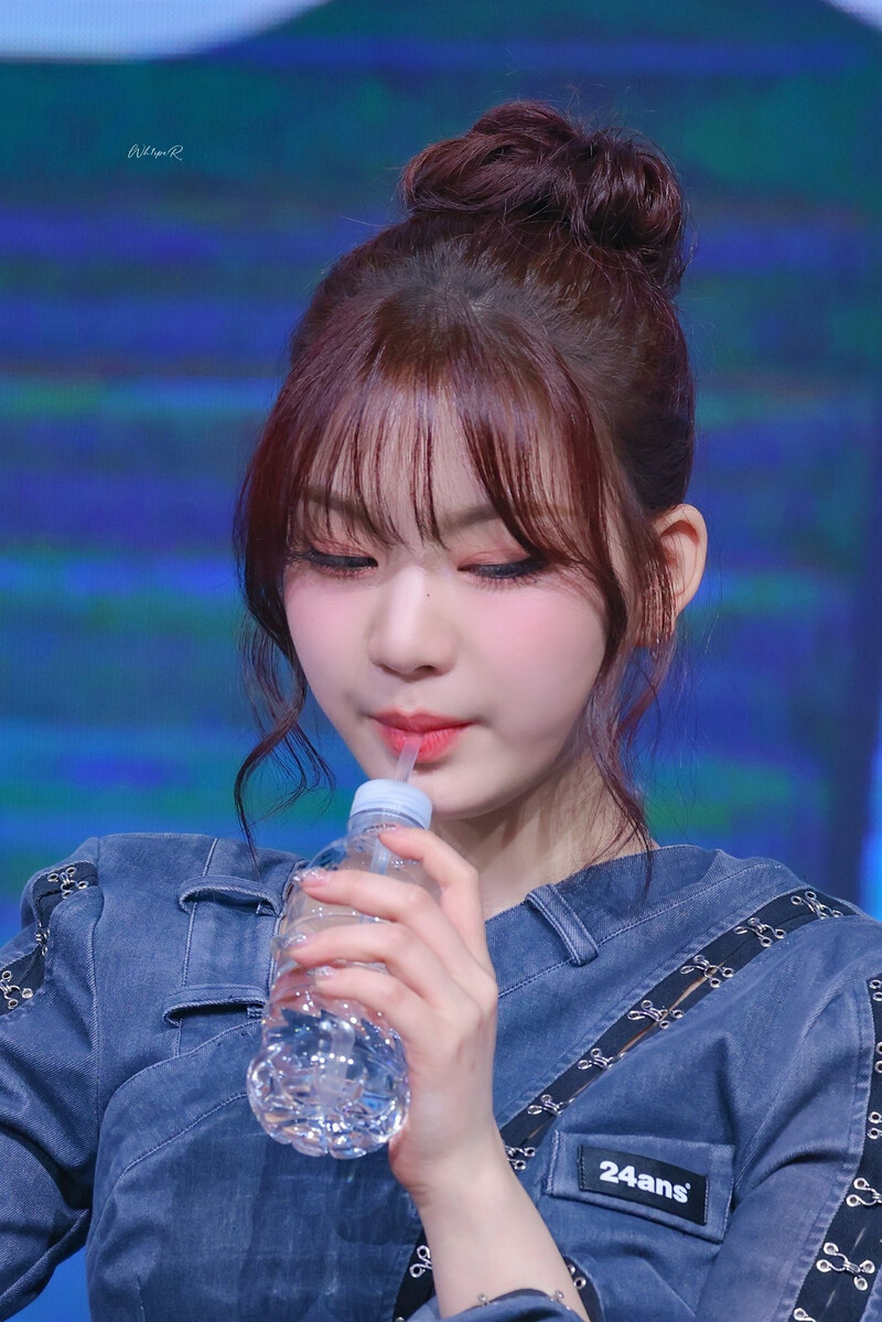 Cả nghìn người thắc mắc: Idol Hàn cắm ống hút vào chai nước thế nào, đáp án hóa ra chỉ vài chục nghìn- Ảnh 6.