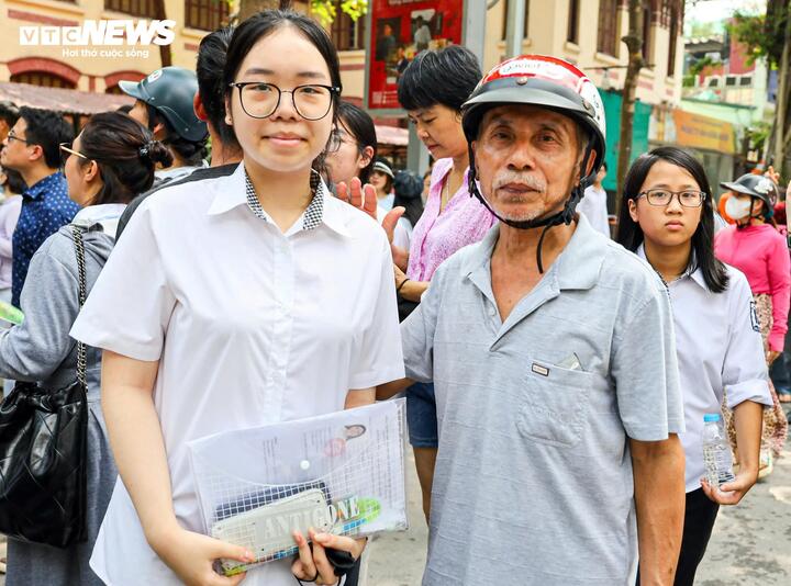 Ông ngoại 71 tuổi chờ ở điểm trường từ 5h để động viên cháu thi vào lớp 10- Ảnh 3.