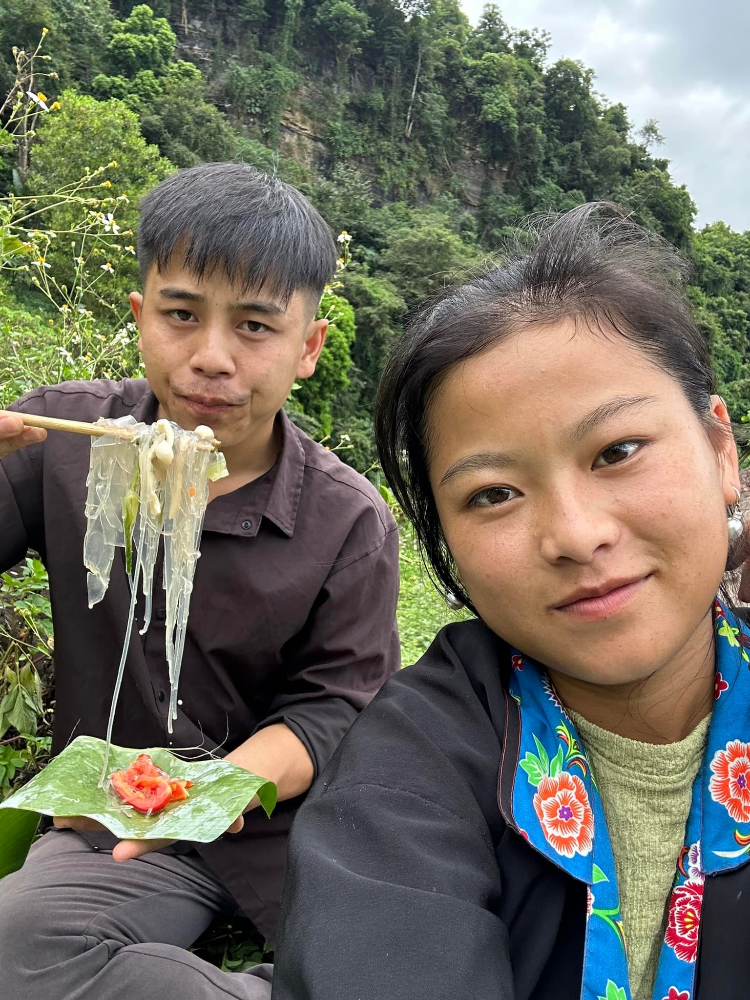 Sùng Bầu nhận "trẻ người non dạ" sau ồn ào với miến dong Hồng Phước- Ảnh 1.