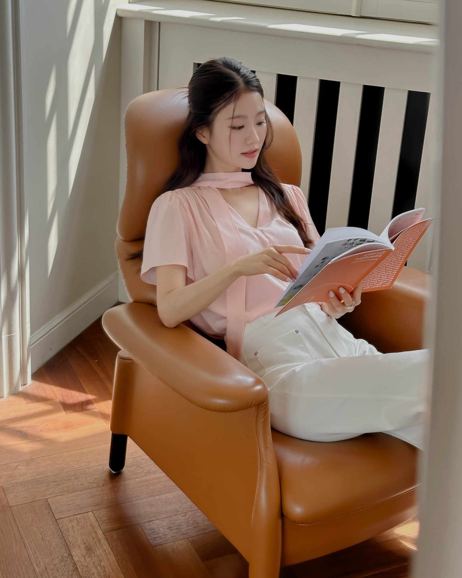 5 item sáng màu đáng sắm nhất hè giúp chị em bùng nổ sự sành điệu, trẻ trung- Ảnh 2.