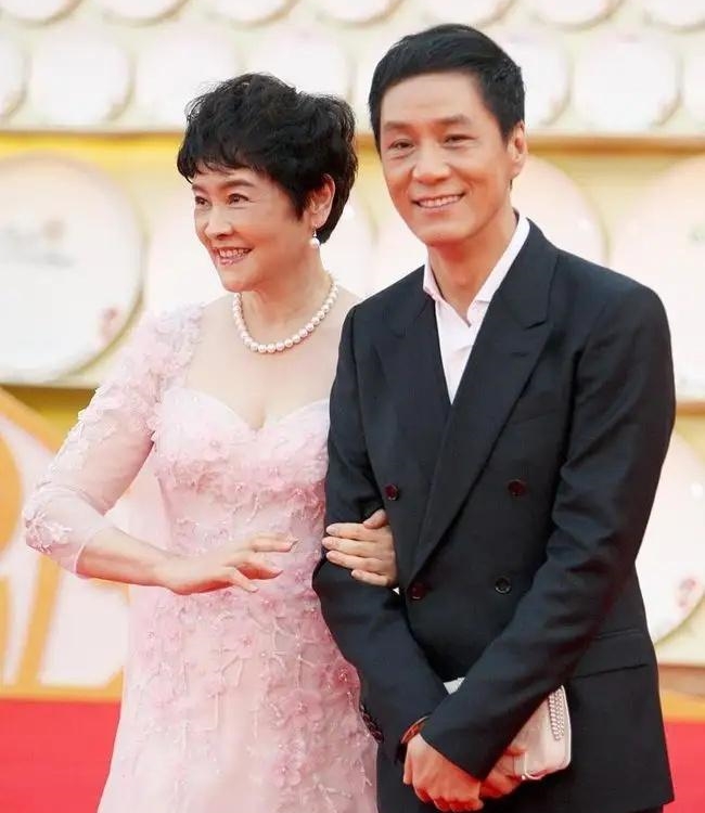 Cặp đôi đóng mẹ con trên phim nhưng yêu nhau ngoài đời, nhà gái là nữ thần quốc dân trẻ đẹp đáng ngưỡng mộ- Ảnh 5.