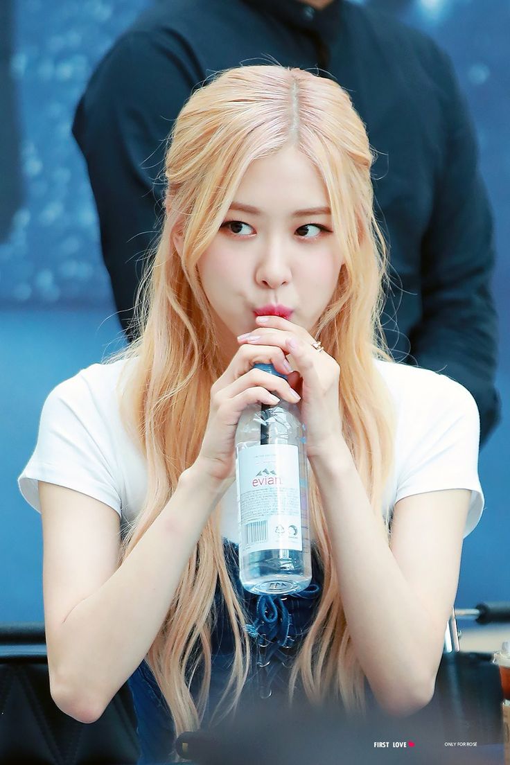 Cả nghìn người thắc mắc: Idol Hàn cắm ống hút vào chai nước thế nào, đáp án hóa ra chỉ vài chục nghìn- Ảnh 2.
