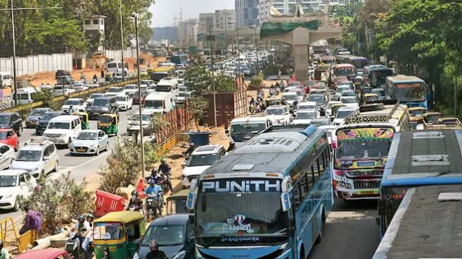 Bị mắc kẹt vì tắc đường, người đàn ông 62 tuổi tử vong trước khi đến bệnh viện- Ảnh 1.