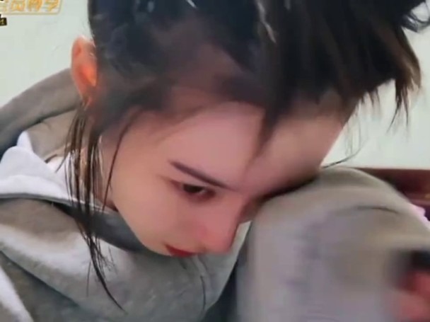 "Nàng thơ gen Z" ôm mặt khóc nghẹn, "chủ tịch showbiz" hối hận tự tát mặt mình, chuyện gì đây?- Ảnh 1.