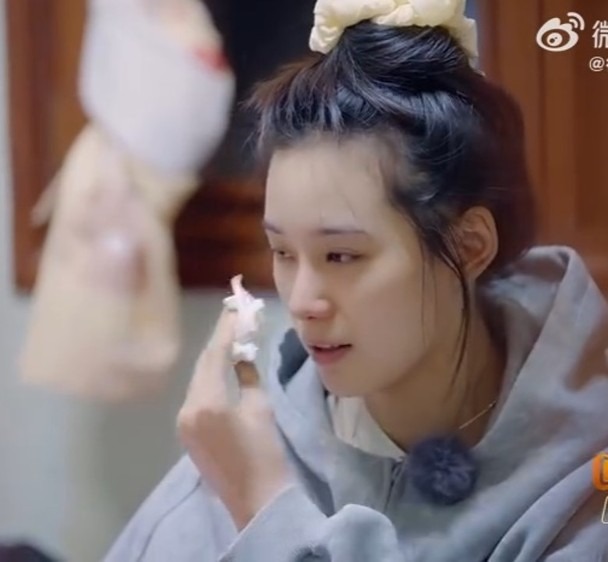 "Nàng thơ gen Z" ôm mặt khóc nghẹn, "chủ tịch showbiz" hối hận tự tát mặt mình, chuyện gì đây?- Ảnh 2.