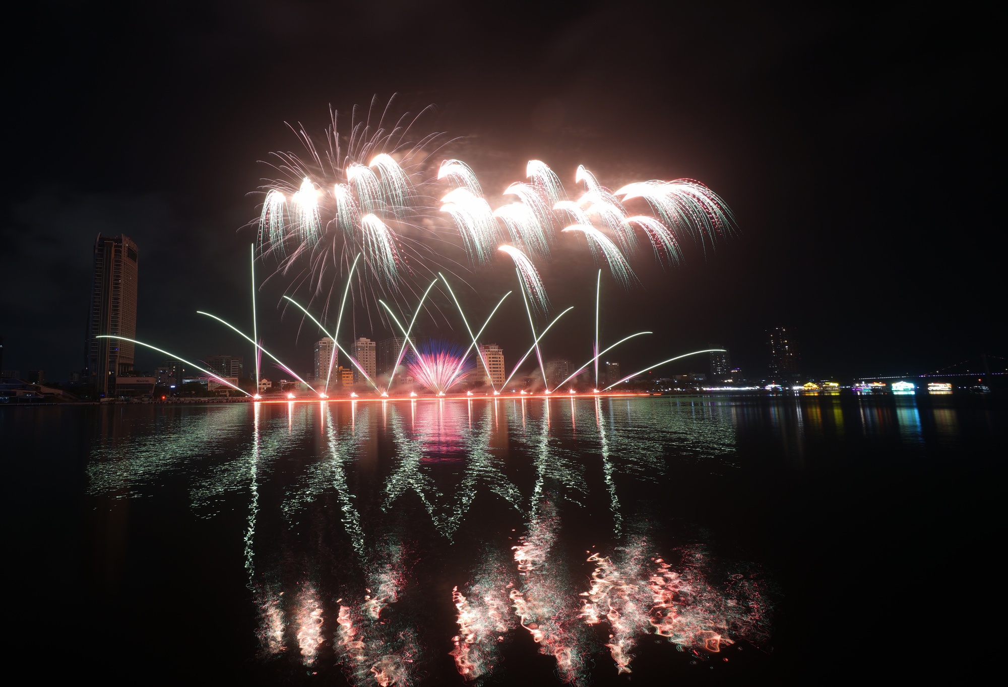 Đội Việt Nam và Ba Lan cùng vẽ nên "bản giao hưởng" pháo hoa trên bầu trời Đà Nẵng- Ảnh 14. Đội Việt Nam và Ba Lan cùng vẽ nên "bản giao hưởng" pháo hoa trên bầu trời Đà Nẵng- Ảnh 14.