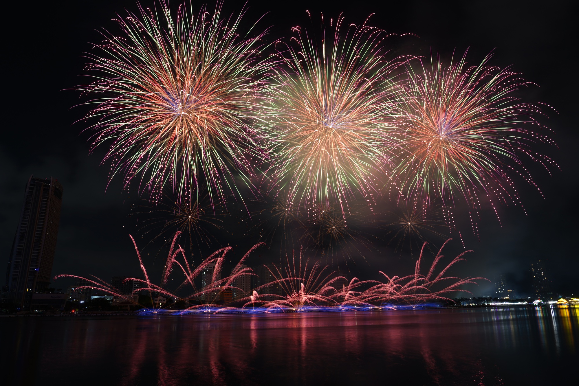 Đội Việt Nam và Ba Lan cùng vẽ nên "bản giao hưởng" pháo hoa trên bầu trời Đà Nẵng- Ảnh 16. Đội Việt Nam và Ba Lan cùng vẽ nên "bản giao hưởng" pháo hoa trên bầu trời Đà Nẵng- Ảnh 16.