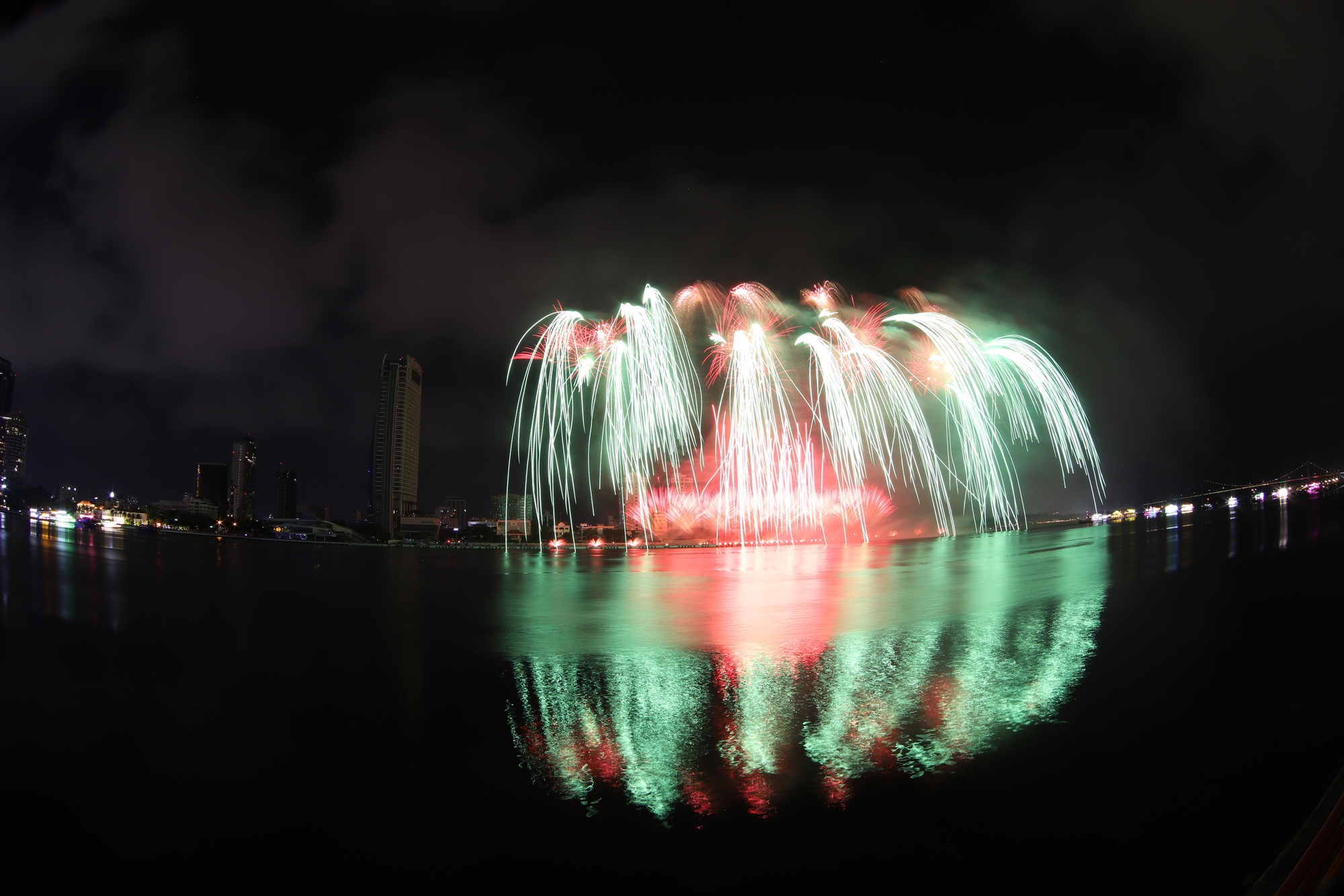 Đội Việt Nam và Ba Lan cùng vẽ nên "bản giao hưởng" pháo hoa trên bầu trời Đà Nẵng- Ảnh 12. Đội Việt Nam và Ba Lan cùng vẽ nên "bản giao hưởng" pháo hoa trên bầu trời Đà Nẵng- Ảnh 12.