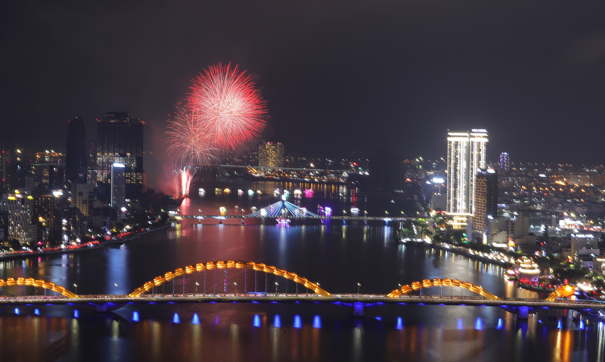 Đội Việt Nam và Ba Lan cùng vẽ nên "bản giao hưởng" pháo hoa trên bầu trời Đà Nẵng- Ảnh 15. Đội Việt Nam và Ba Lan cùng vẽ nên "bản giao hưởng" pháo hoa trên bầu trời Đà Nẵng- Ảnh 15.