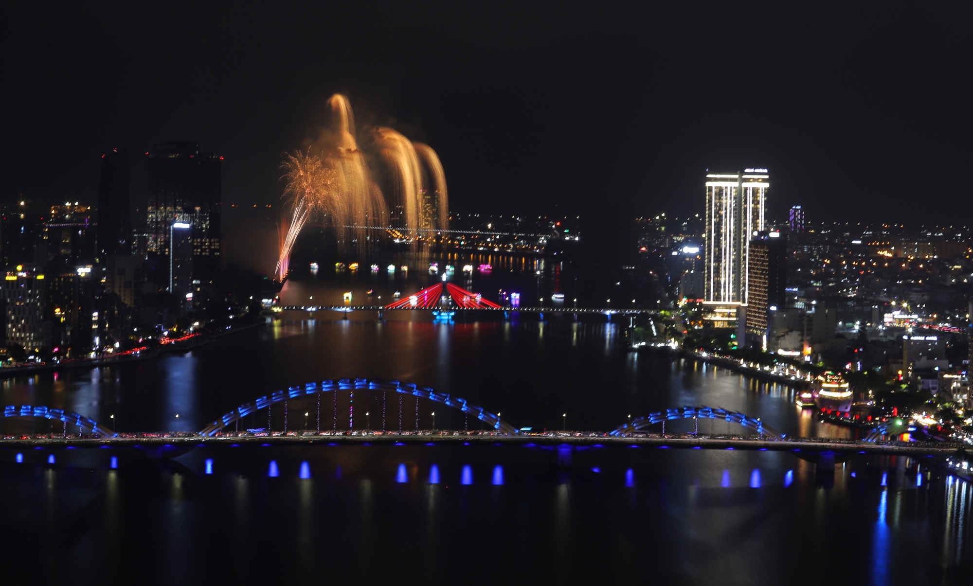 Đội Việt Nam và Ba Lan cùng vẽ nên "bản giao hưởng" pháo hoa trên bầu trời Đà Nẵng- Ảnh 13. Đội Việt Nam và Ba Lan cùng vẽ nên "bản giao hưởng" pháo hoa trên bầu trời Đà Nẵng- Ảnh 13.