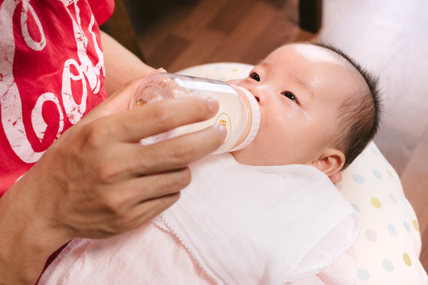 Từ bình sữa đến đồ chơi, trẻ em đang tiếp xúc với triệu vi nhựa gây tổn thương ruột, đầu độc thần kinh?- Ảnh 1.
